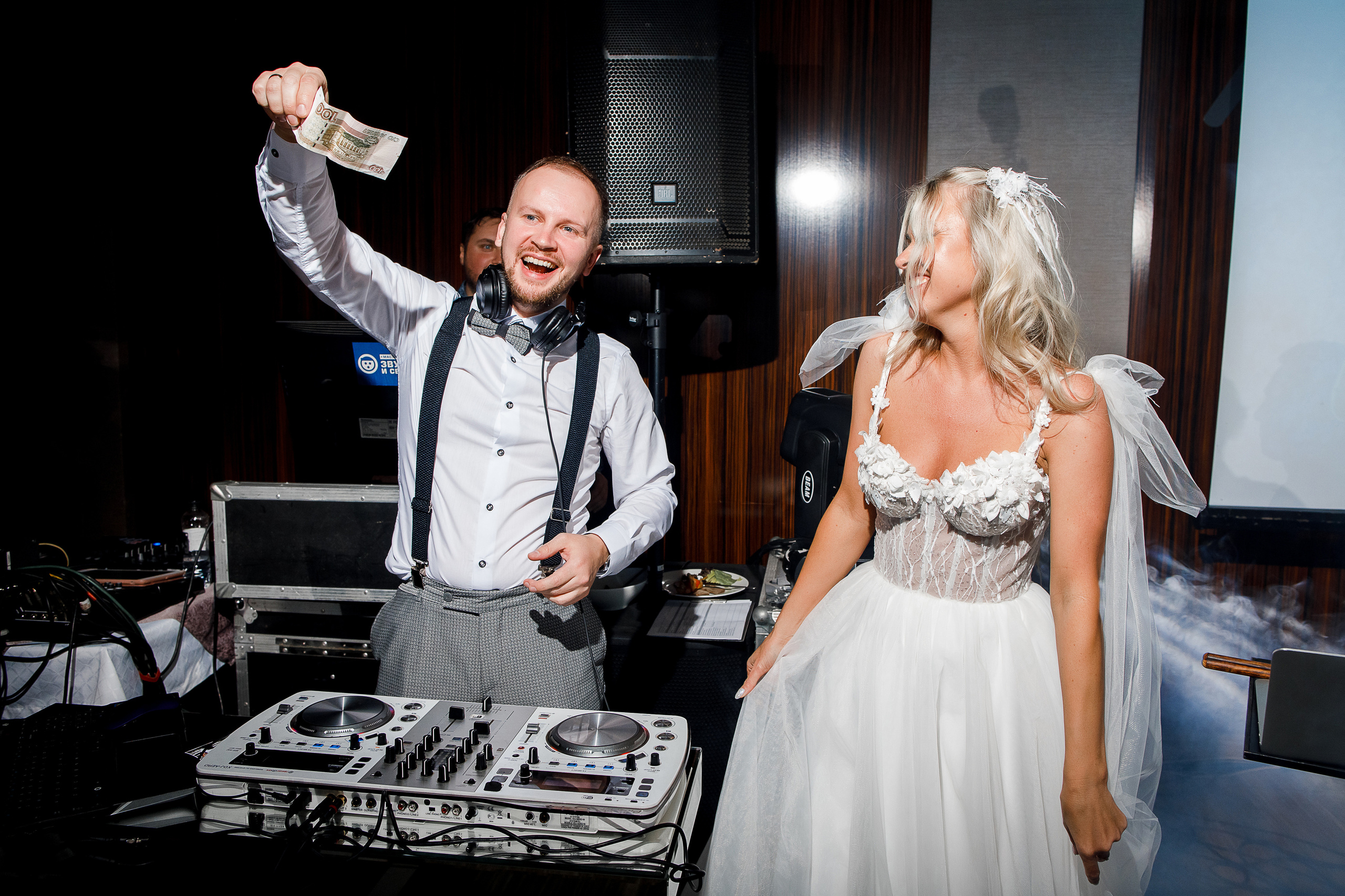 Чувственная фотосессия невесты в шикарном номере гостиницы. Олег Сверчков | Свадебный фотограф Вологда