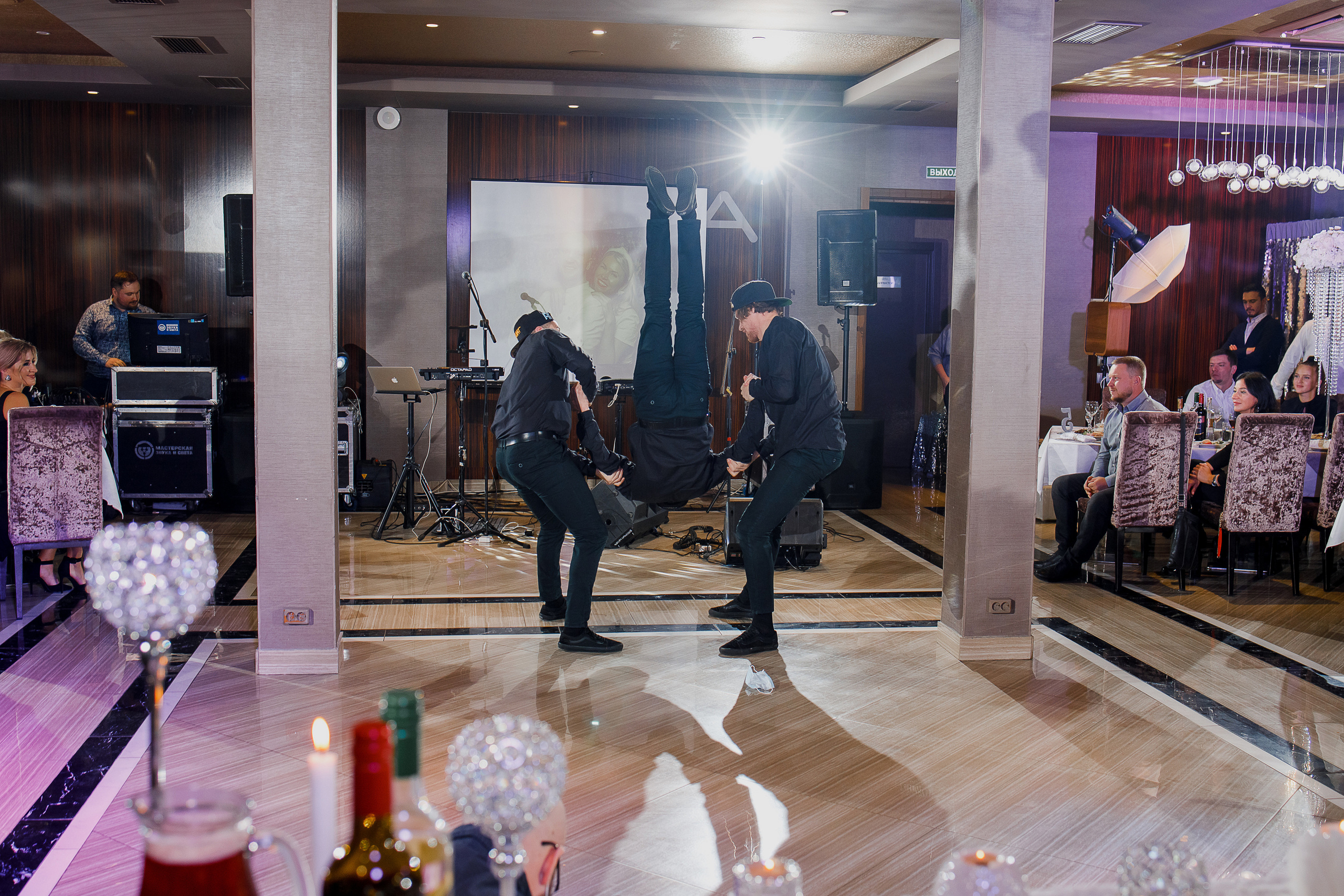 Чувственная фотосессия невесты в шикарном номере гостиницы. Олег Сверчков | Свадебный фотограф Вологда