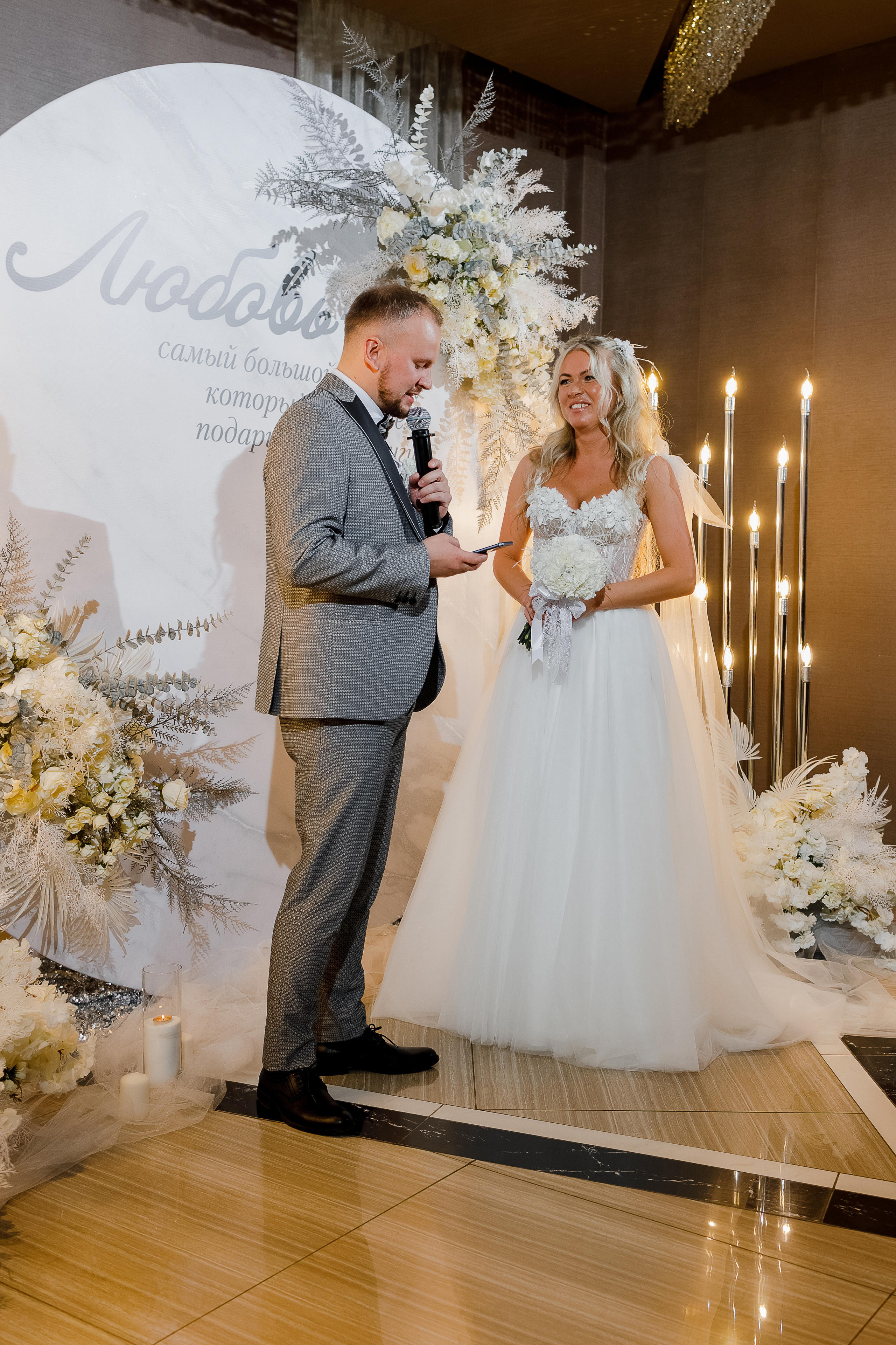 Чувственная фотосессия невесты в шикарном номере гостиницы. Олег Сверчков | Свадебный фотограф Вологда