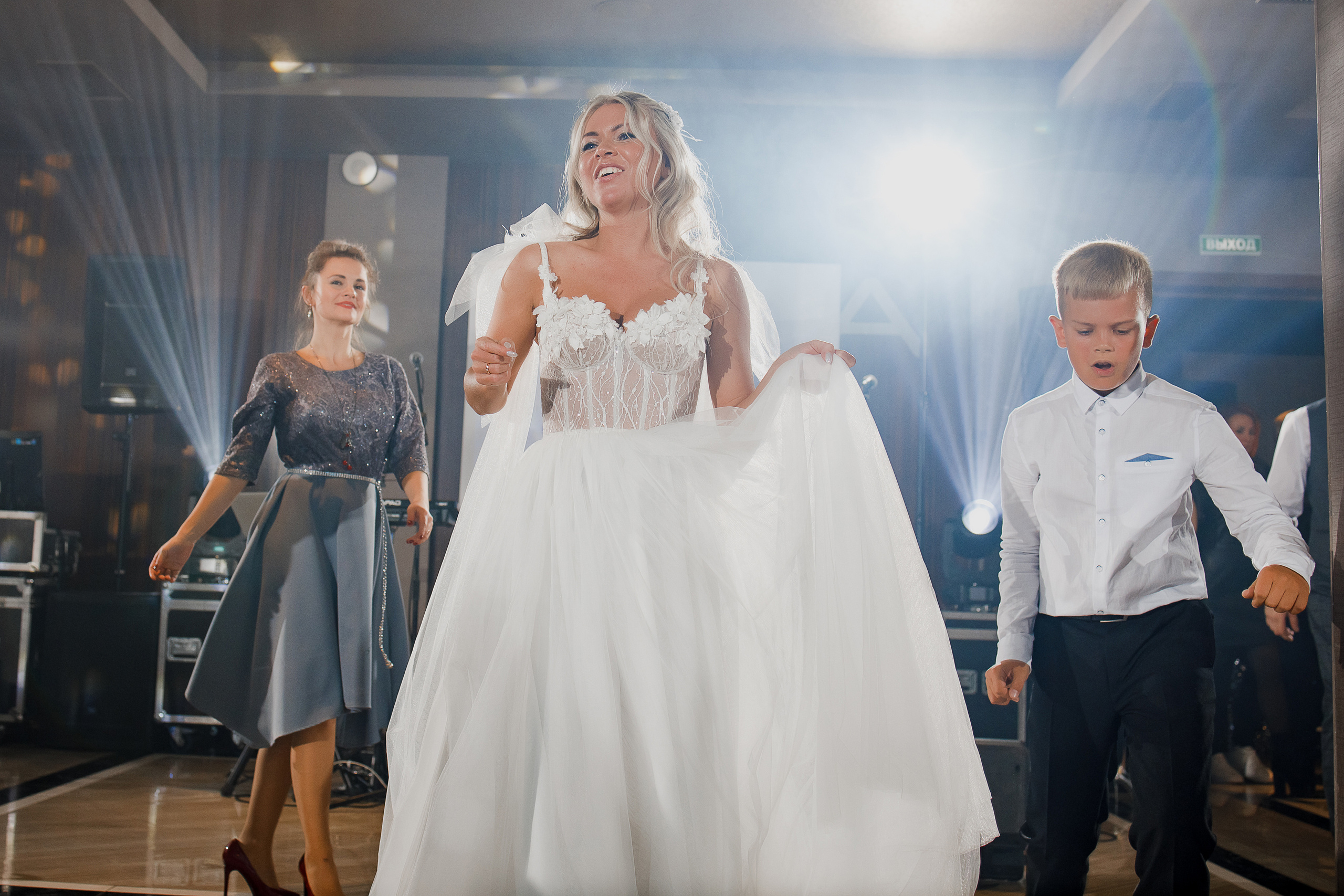 Чувственная фотосессия невесты в шикарном номере гостиницы. Олег Сверчков | Свадебный фотограф Вологда