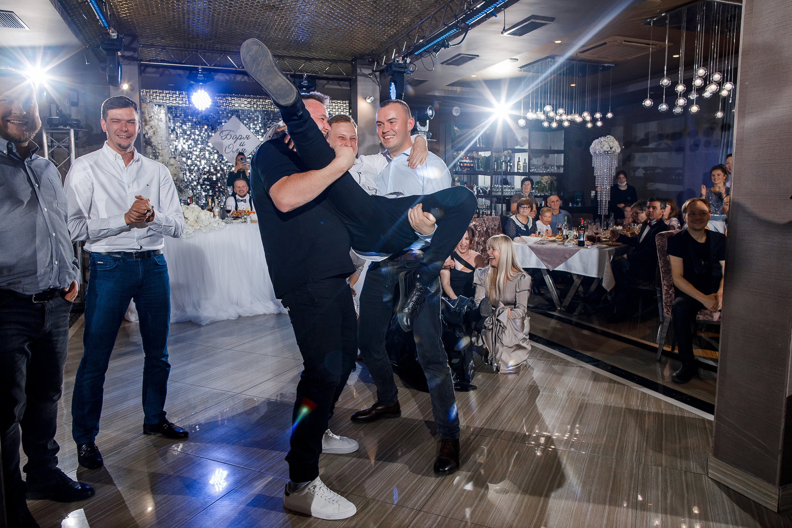 Чувственная фотосессия невесты в шикарном номере гостиницы. Олег Сверчков | Свадебный фотограф Вологда