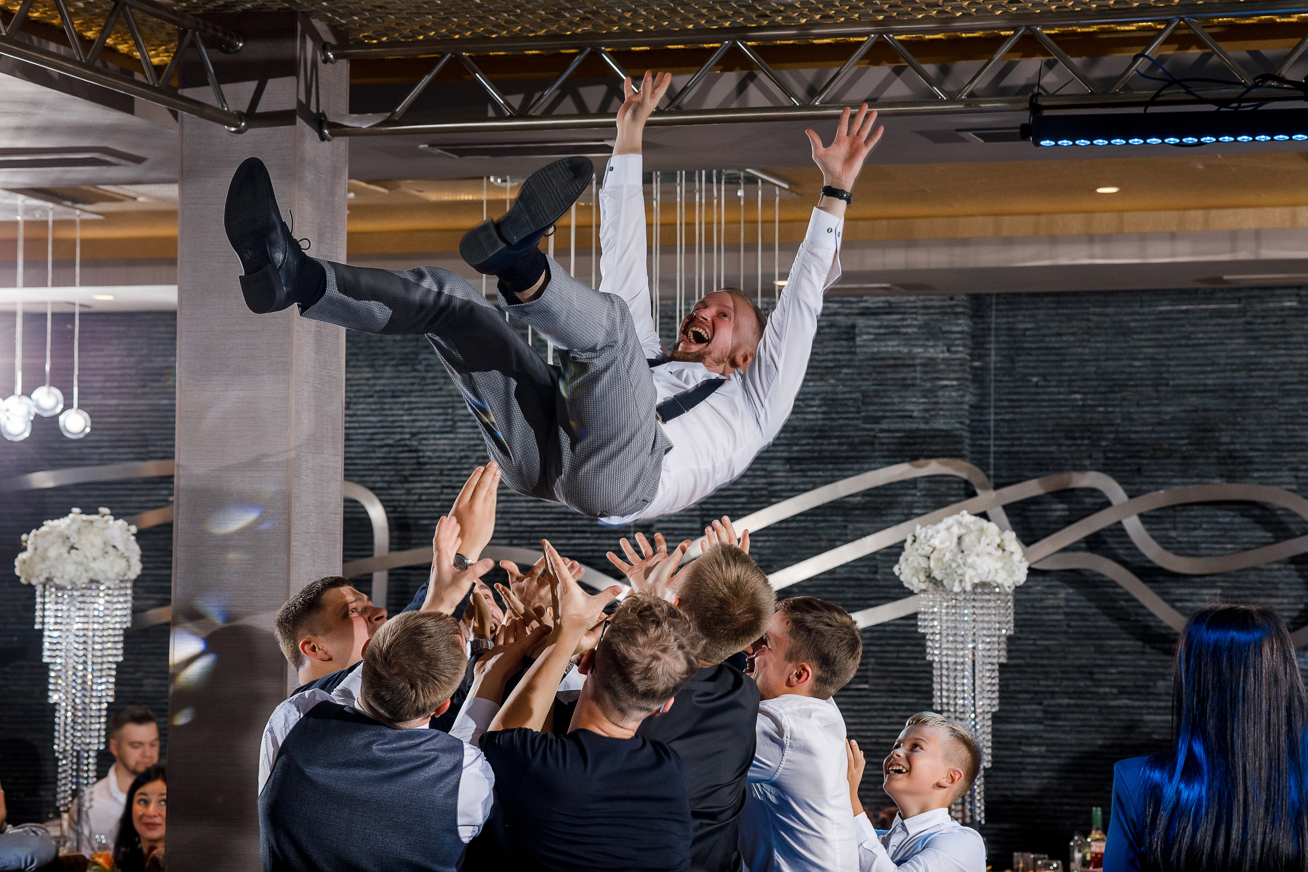 Чувственная фотосессия невесты в шикарном номере гостиницы. Олег Сверчков | Свадебный фотограф Вологда