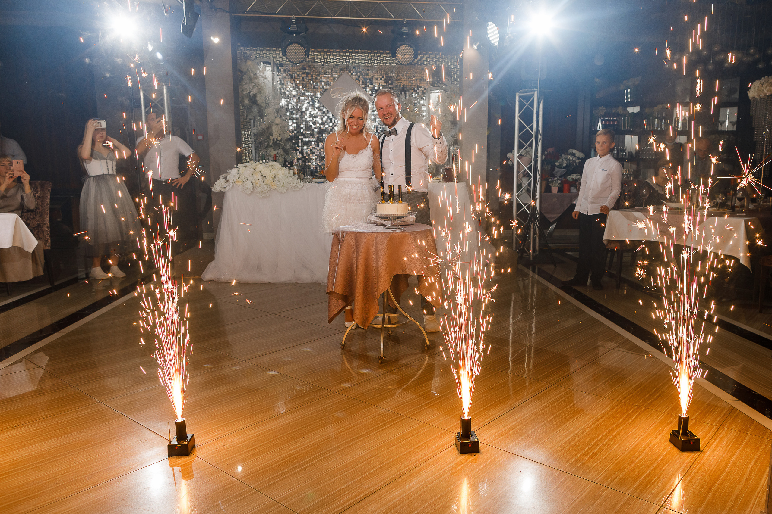 Чувственная фотосессия невесты в шикарном номере гостиницы. Олег Сверчков | Свадебный фотограф Вологда