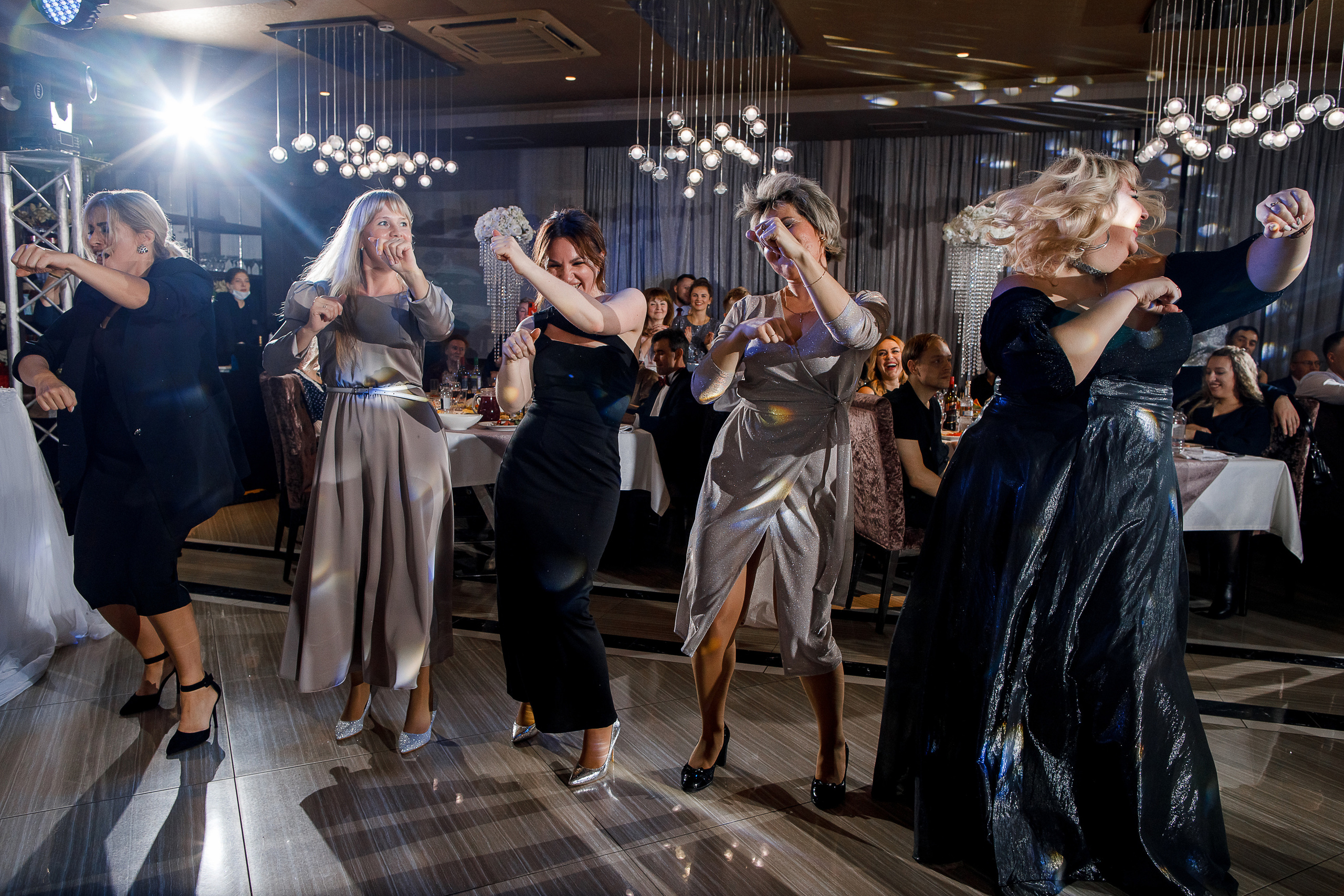 Чувственная фотосессия невесты в шикарном номере гостиницы. Олег Сверчков | Свадебный фотограф Вологда