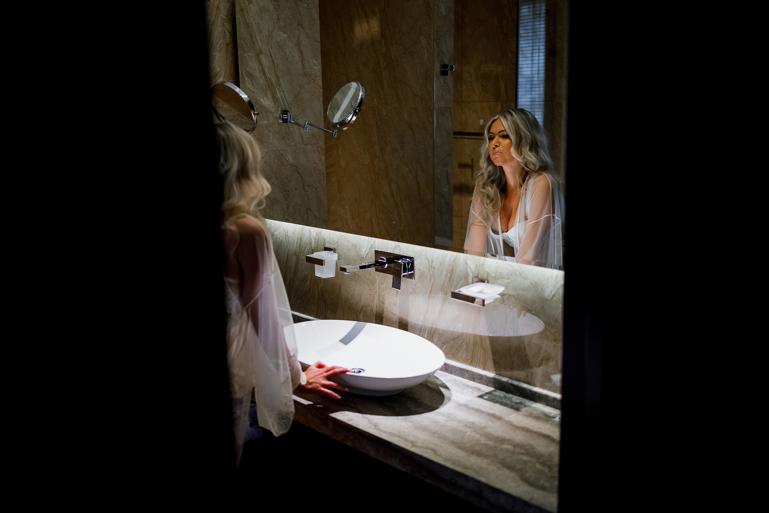 Чувственная фотосессия невесты в шикарном номере гостиницы. Олег Сверчков | Свадебный фотограф Вологда