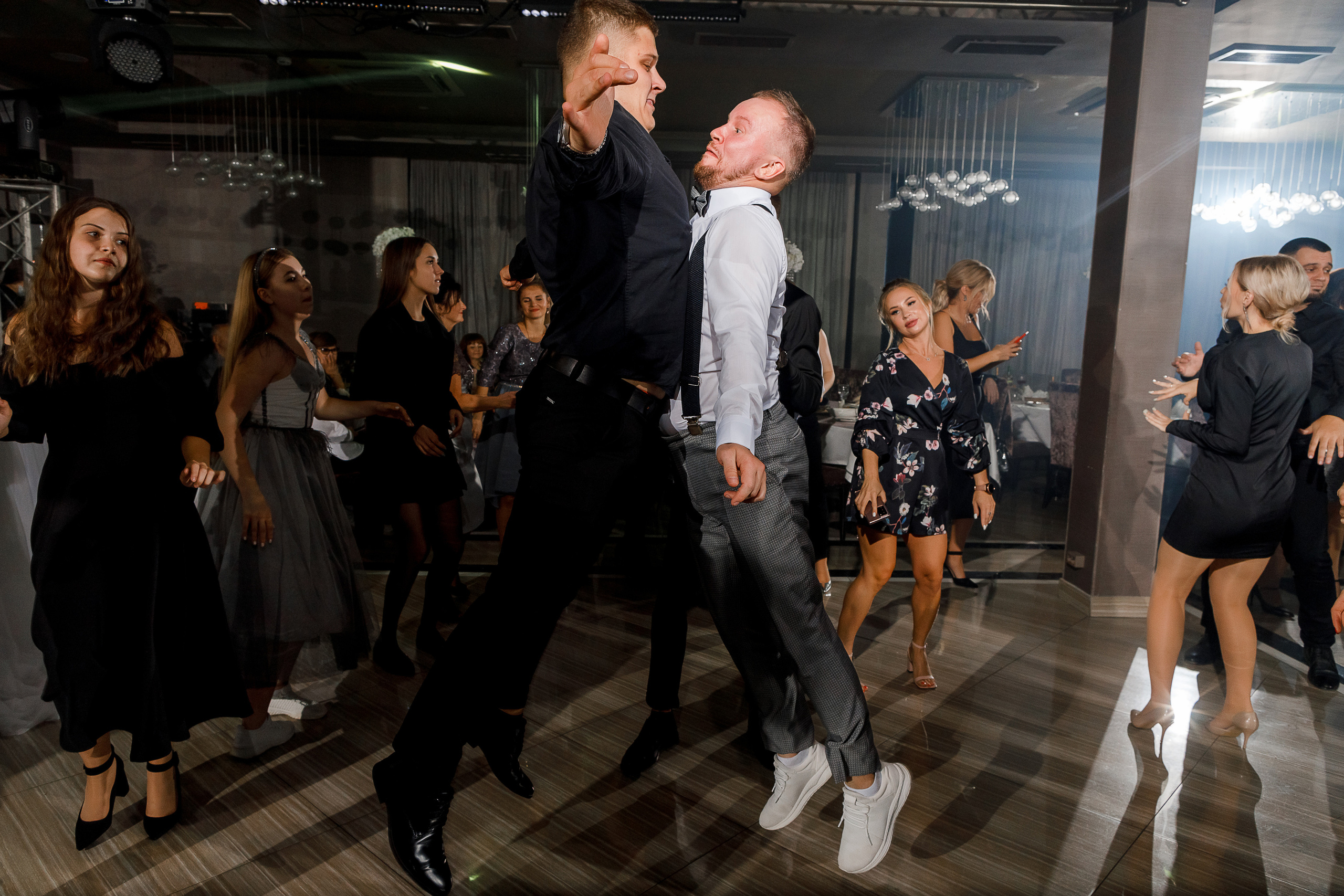 Чувственная фотосессия невесты в шикарном номере гостиницы. Олег Сверчков | Свадебный фотограф Вологда