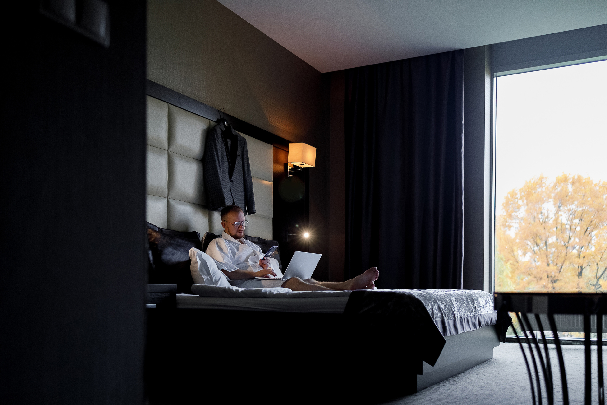 Чувственная фотосессия невесты в шикарном номере гостиницы. Олег Сверчков | Свадебный фотограф Вологда