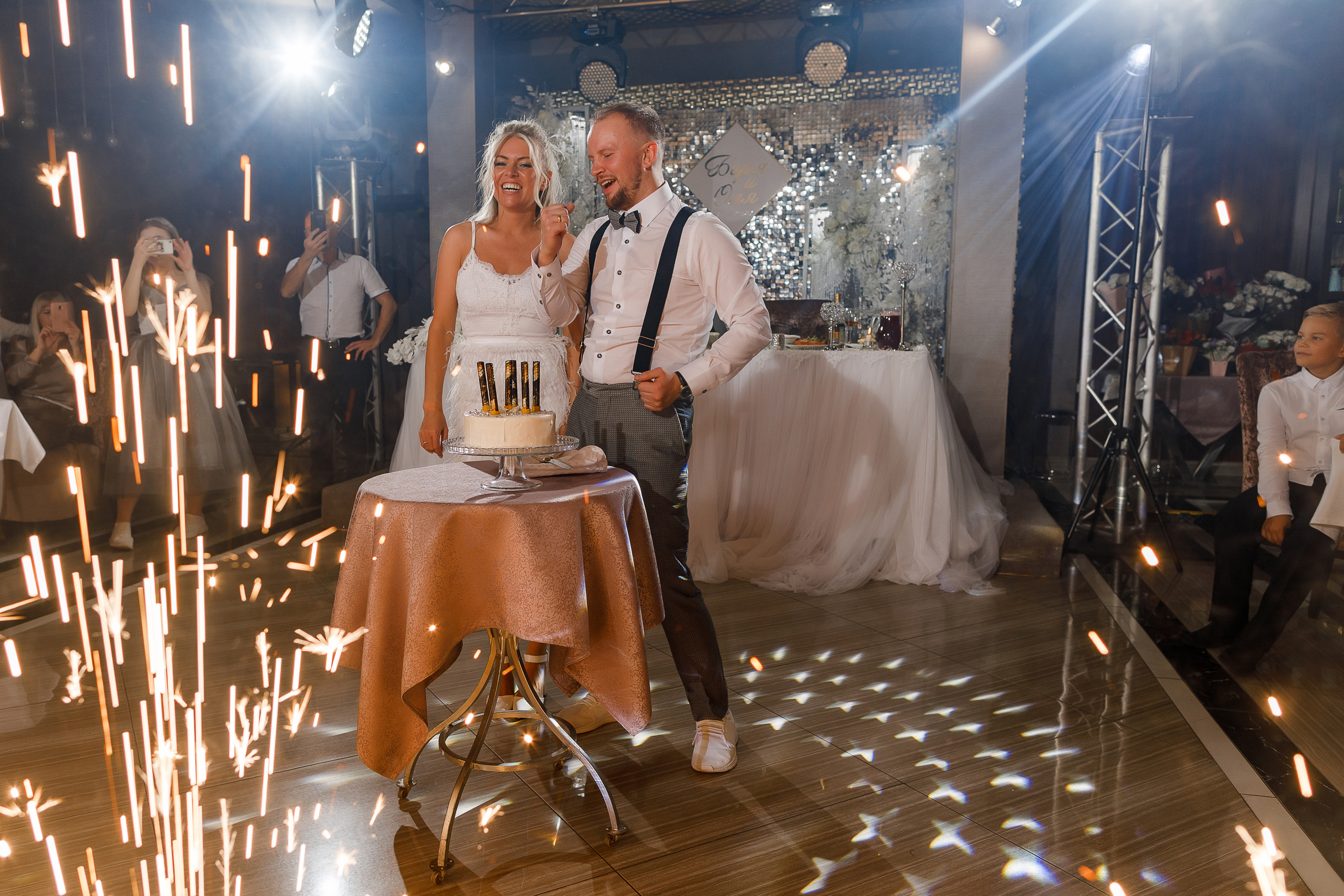 Чувственная фотосессия невесты в шикарном номере гостиницы. Олег Сверчков | Свадебный фотограф Вологда