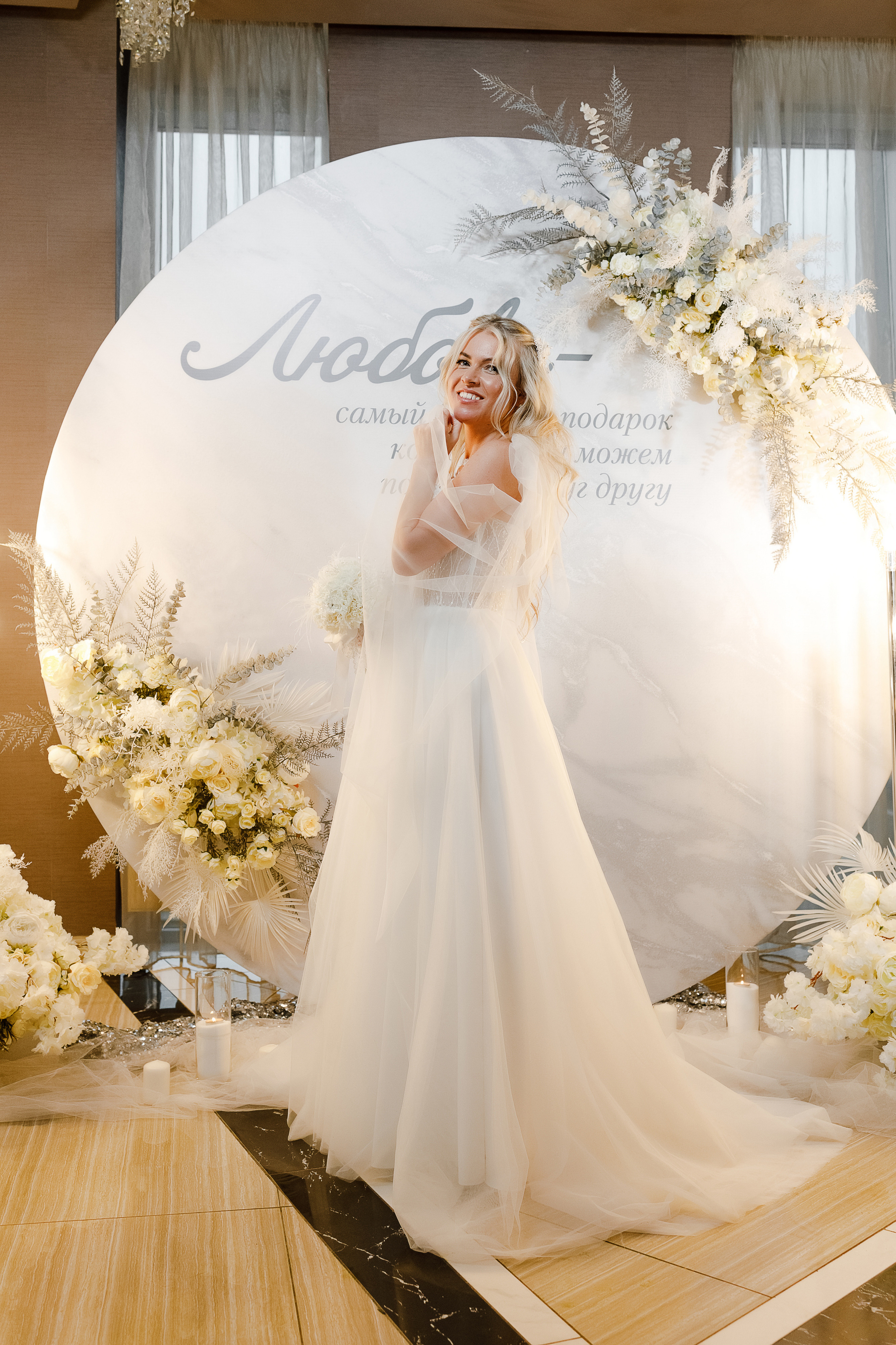 Чувственная фотосессия невесты в шикарном номере гостиницы. Олег Сверчков | Свадебный фотограф Вологда