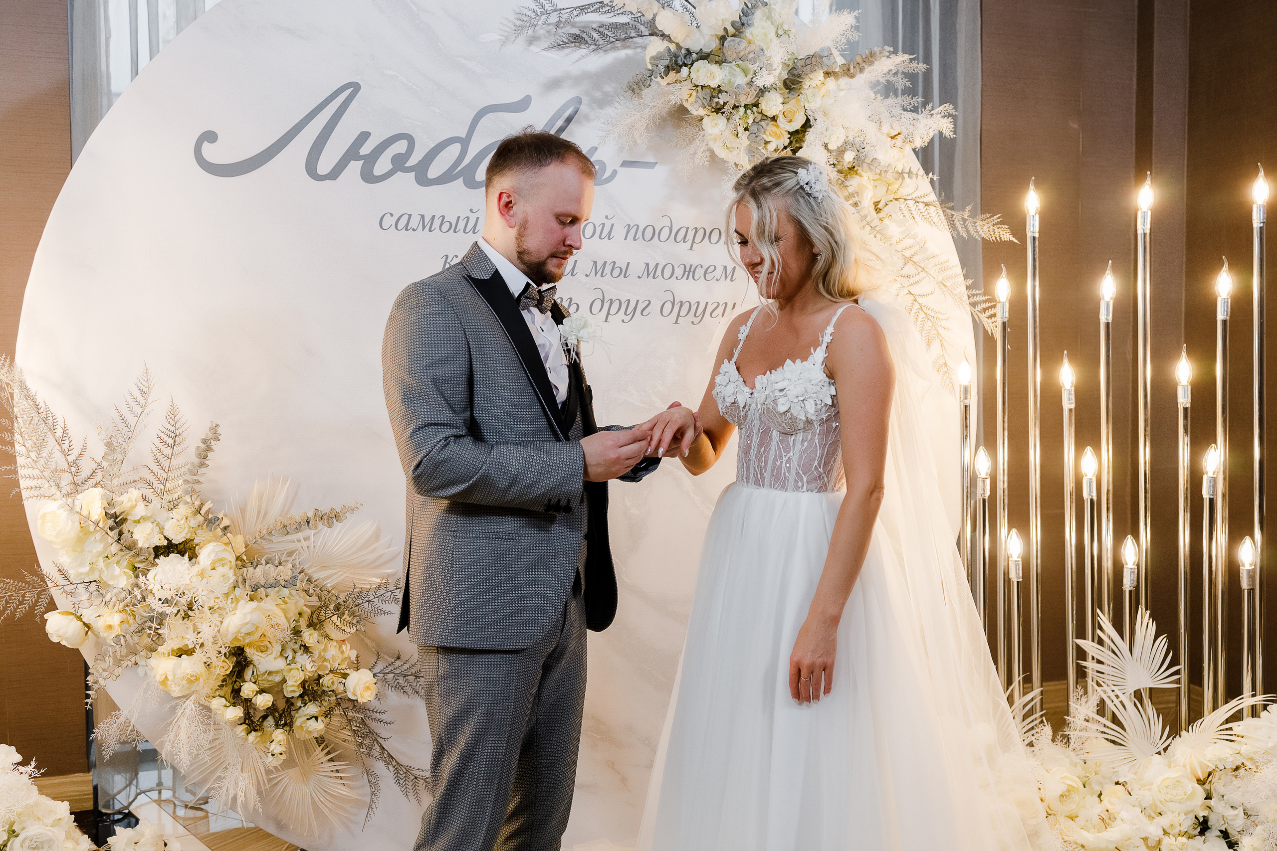 Чувственная фотосессия невесты в шикарном номере гостиницы. Олег Сверчков | Свадебный фотограф Вологда