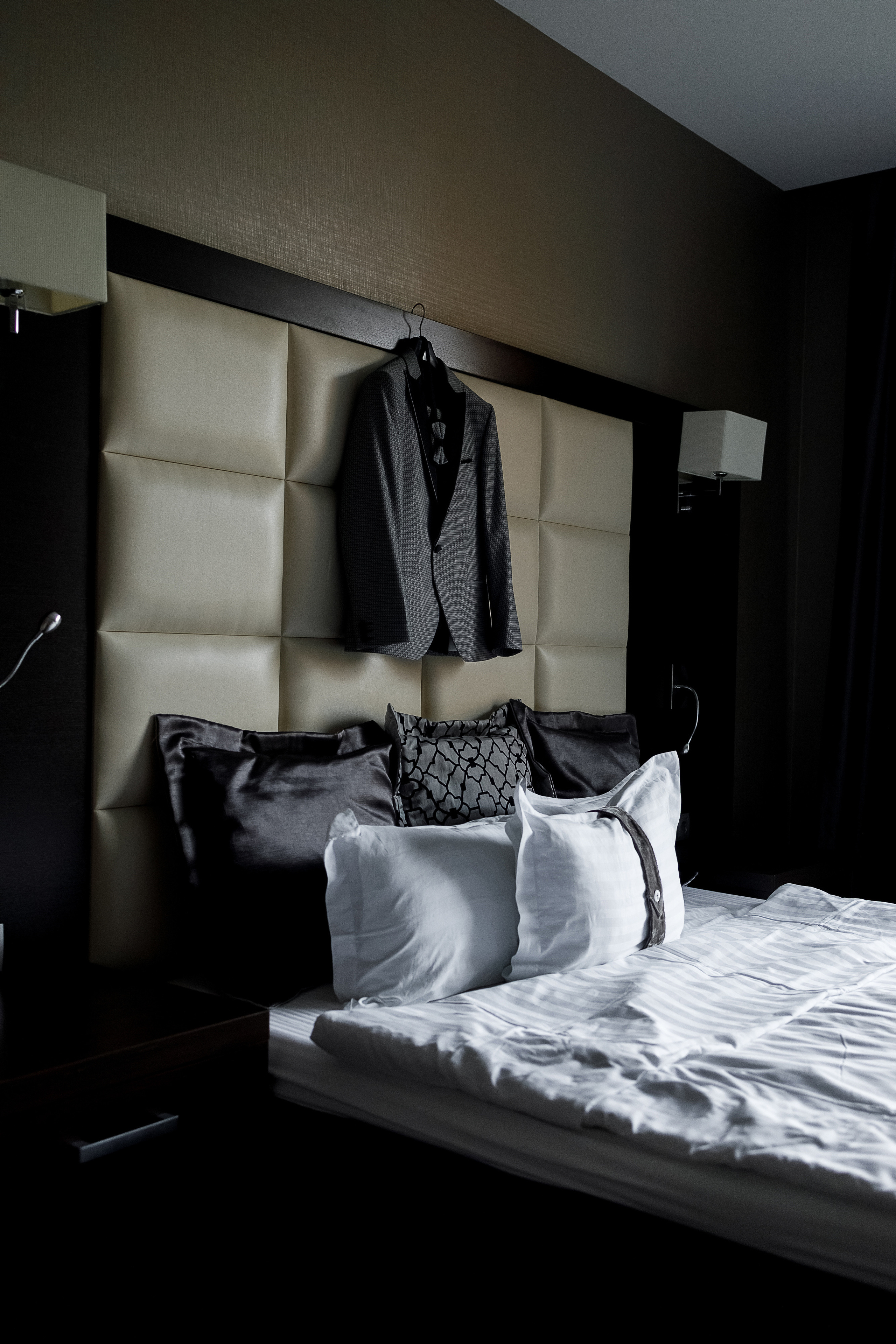 Чувственная фотосессия невесты в шикарном номере гостиницы. Олег Сверчков | Свадебный фотограф Вологда