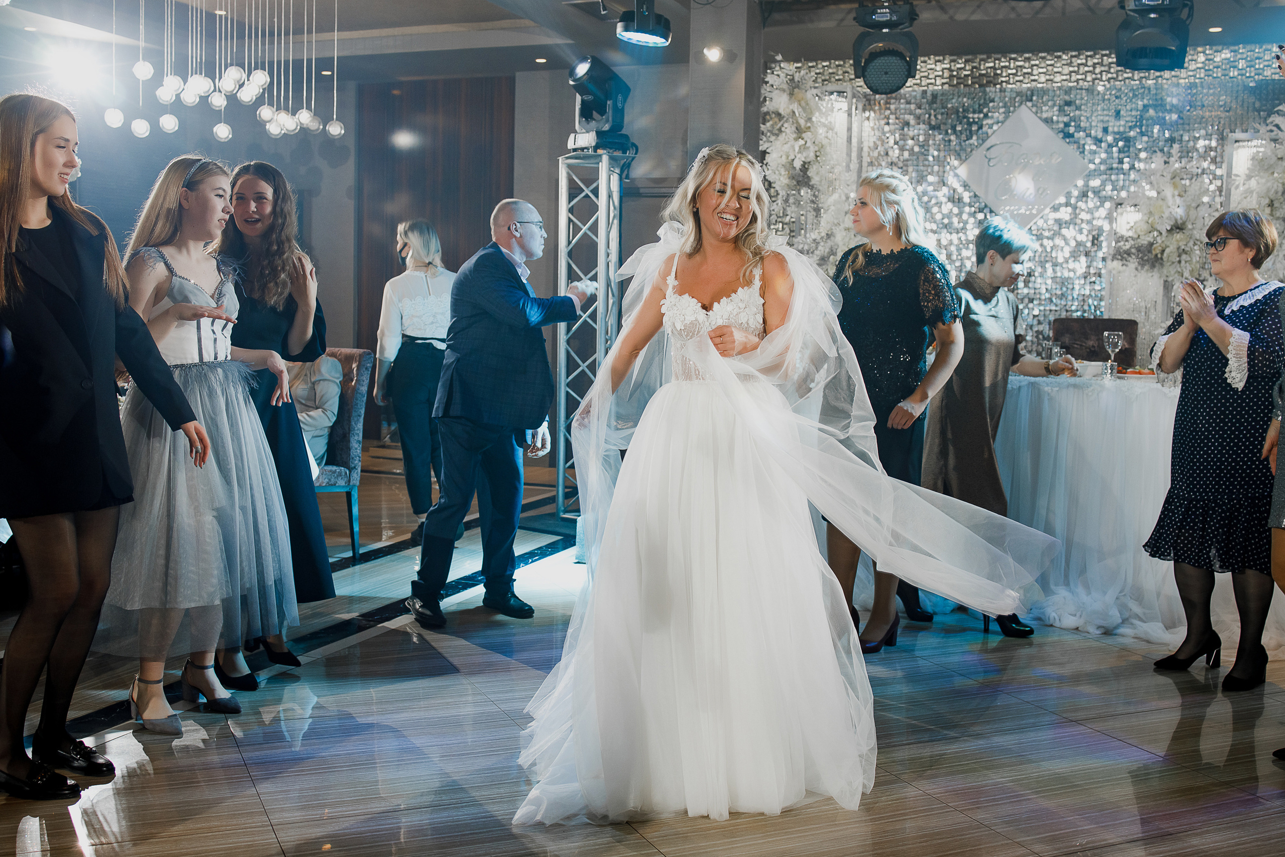 Чувственная фотосессия невесты в шикарном номере гостиницы. Олег Сверчков | Свадебный фотограф Вологда