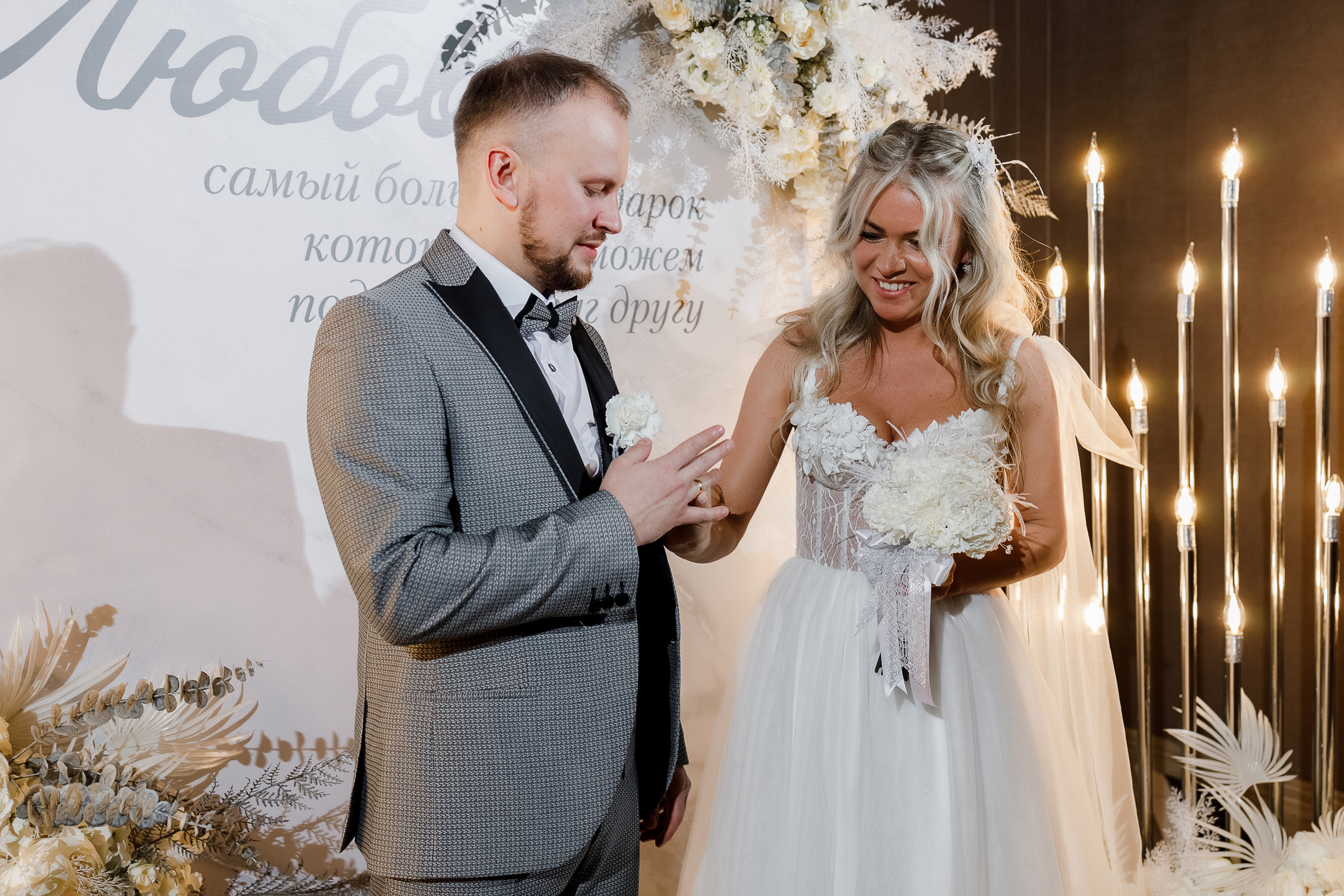 Чувственная фотосессия невесты в шикарном номере гостиницы. Олег Сверчков | Свадебный фотограф Вологда