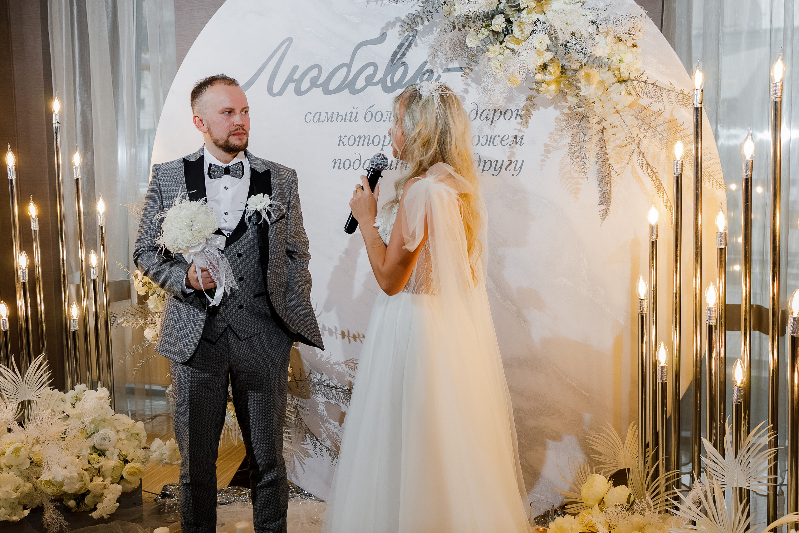 Чувственная фотосессия невесты в шикарном номере гостиницы. Олег Сверчков | Свадебный фотограф Вологда