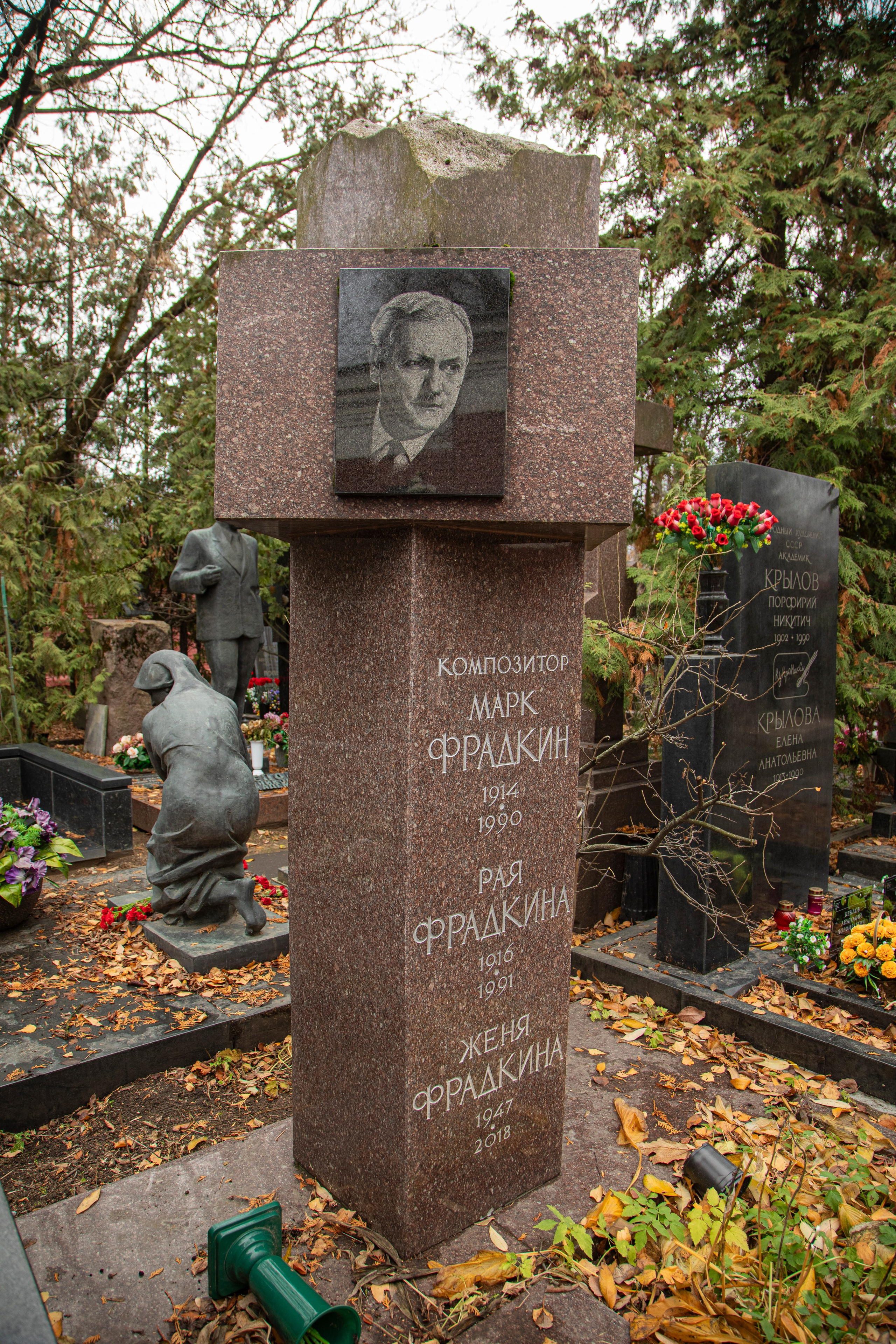 Осенняя прогулка по Новодевичьему кладбищу. Фотограф Сергей Ловкий