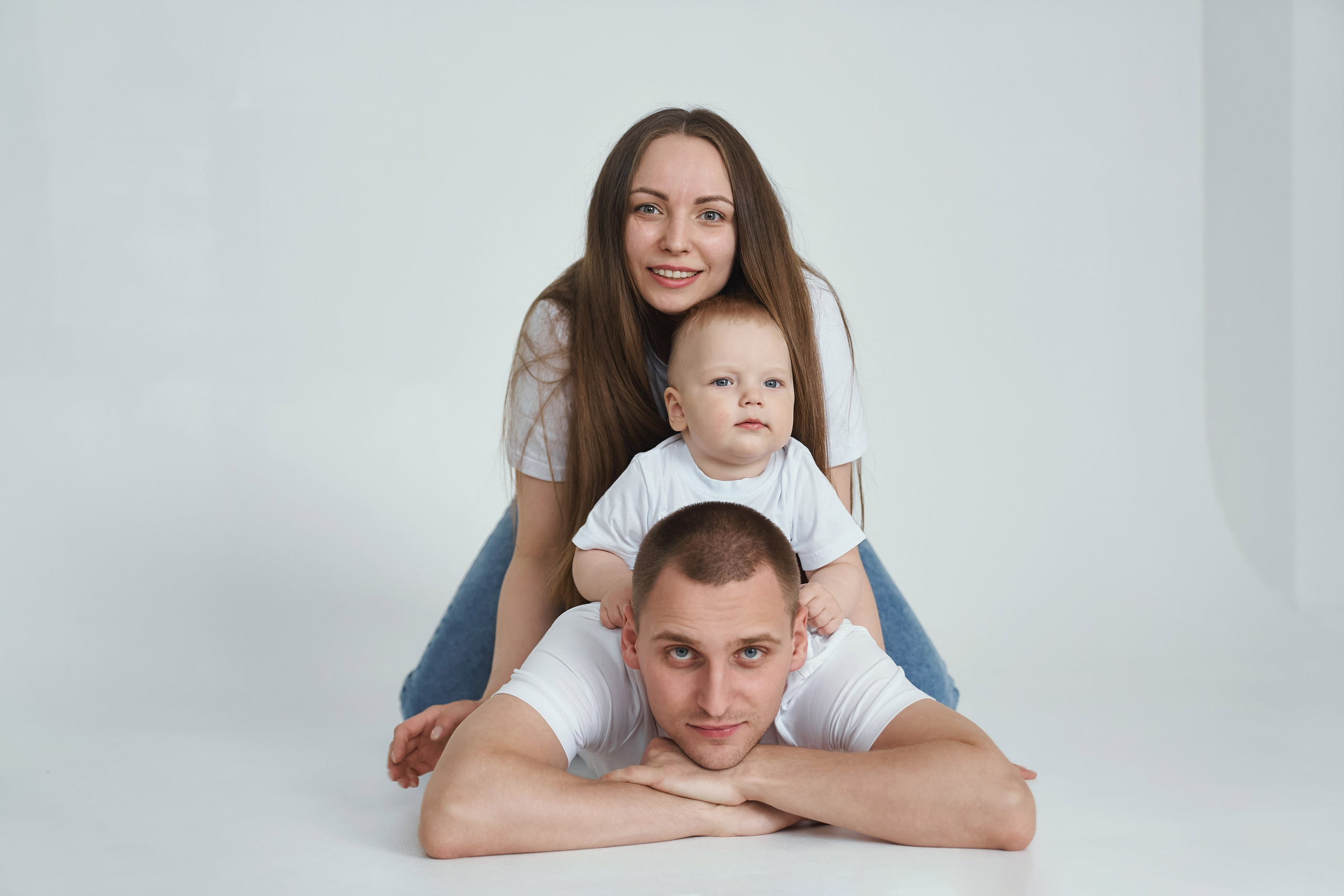 Семейная фотосессия в студии с детьми. Семейный фотограф Евгений Опарин