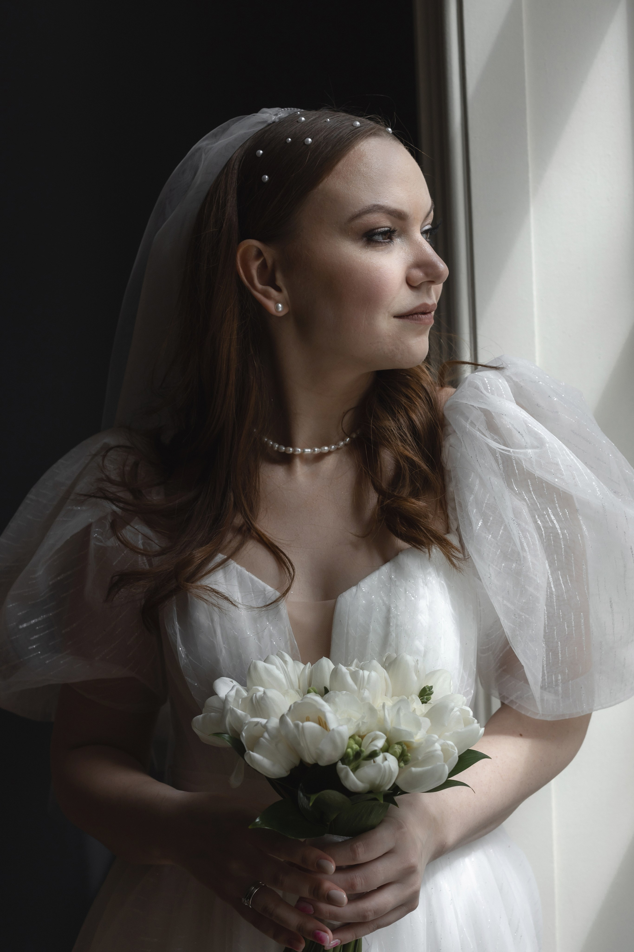 свадебный фотограф на регистрацию брака в усадьбе муравьёвых-апостолов, фотограф гладков дмитрий, фотосессия невесты у окна