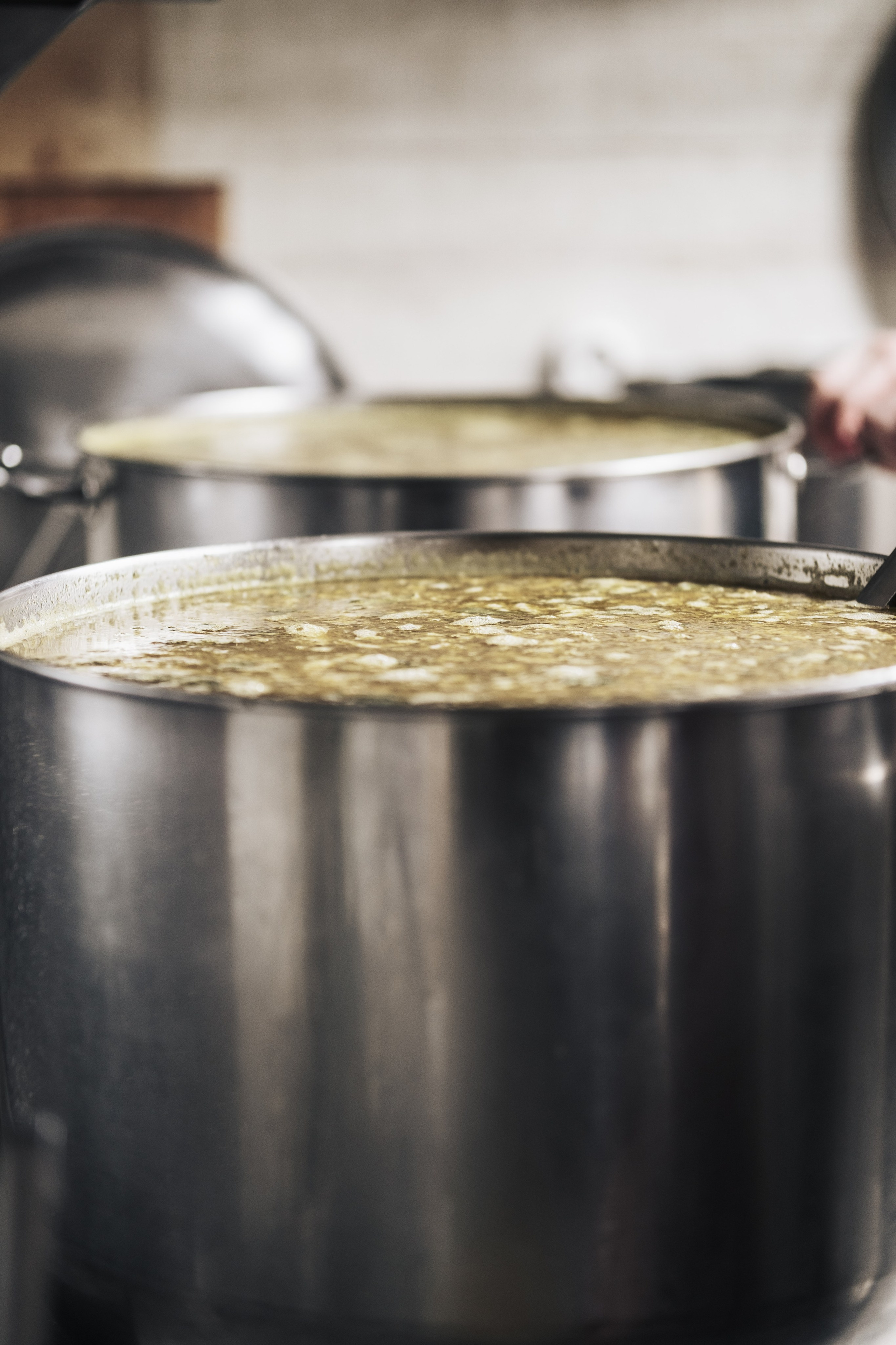 Готовка для бездомных и кормление их в Москве. Фотограф в Москве Максим Скоробогатов