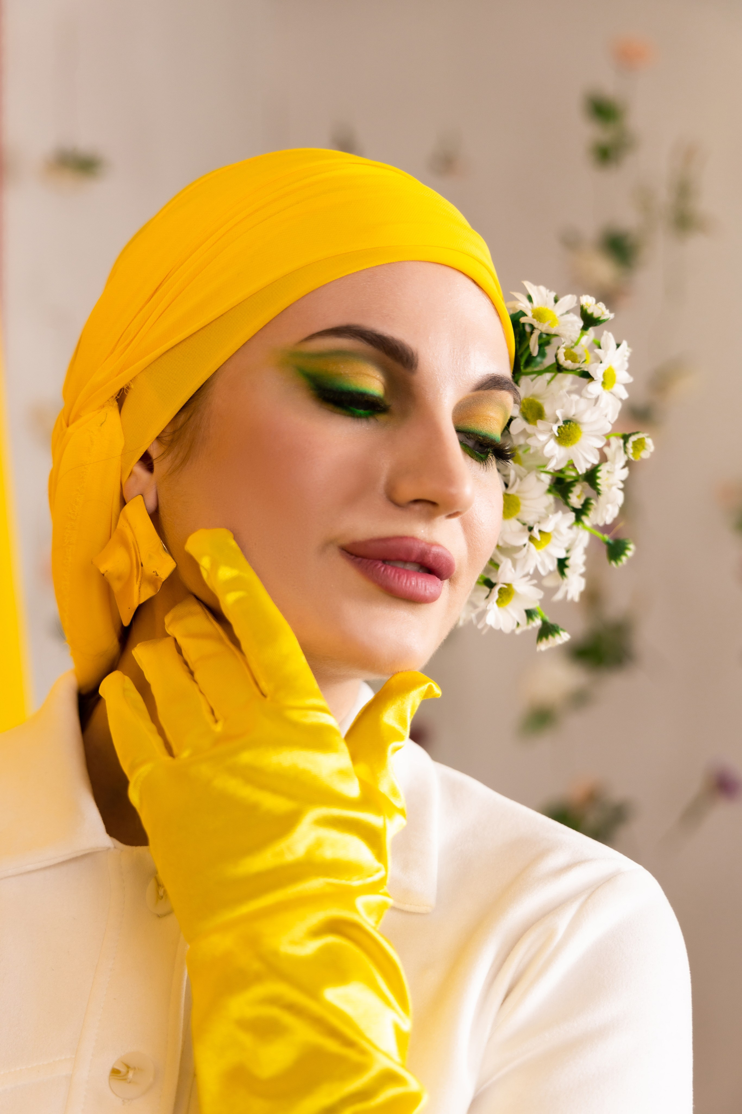 Студия "Хамелеон", весенний образ, ромашки, белый костюм и жёлтые перчатки. Студийная съёмка Астрахань.