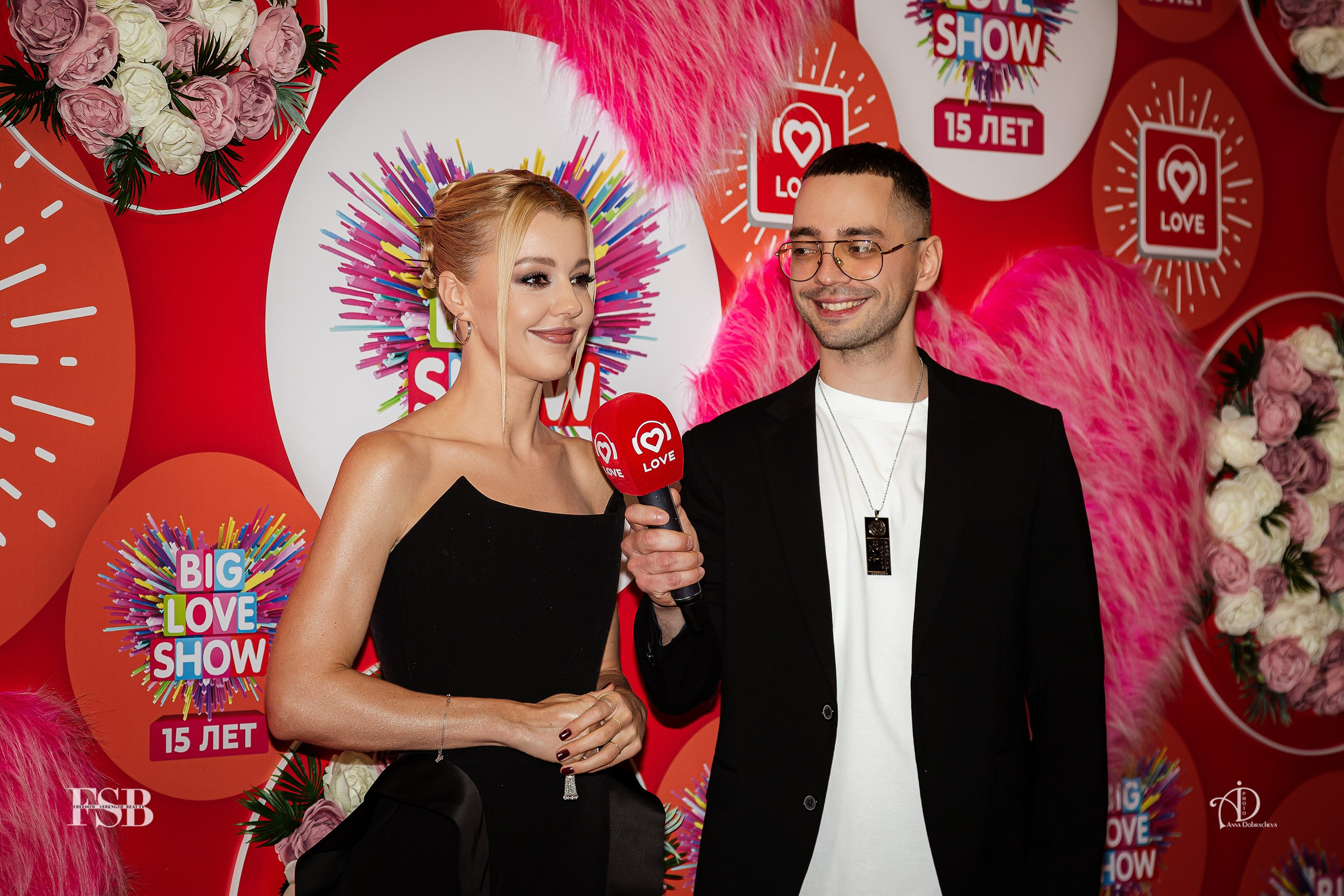 Юлиана Караулова даёт интервью для Love radio на Биг Лов Шоу 2024