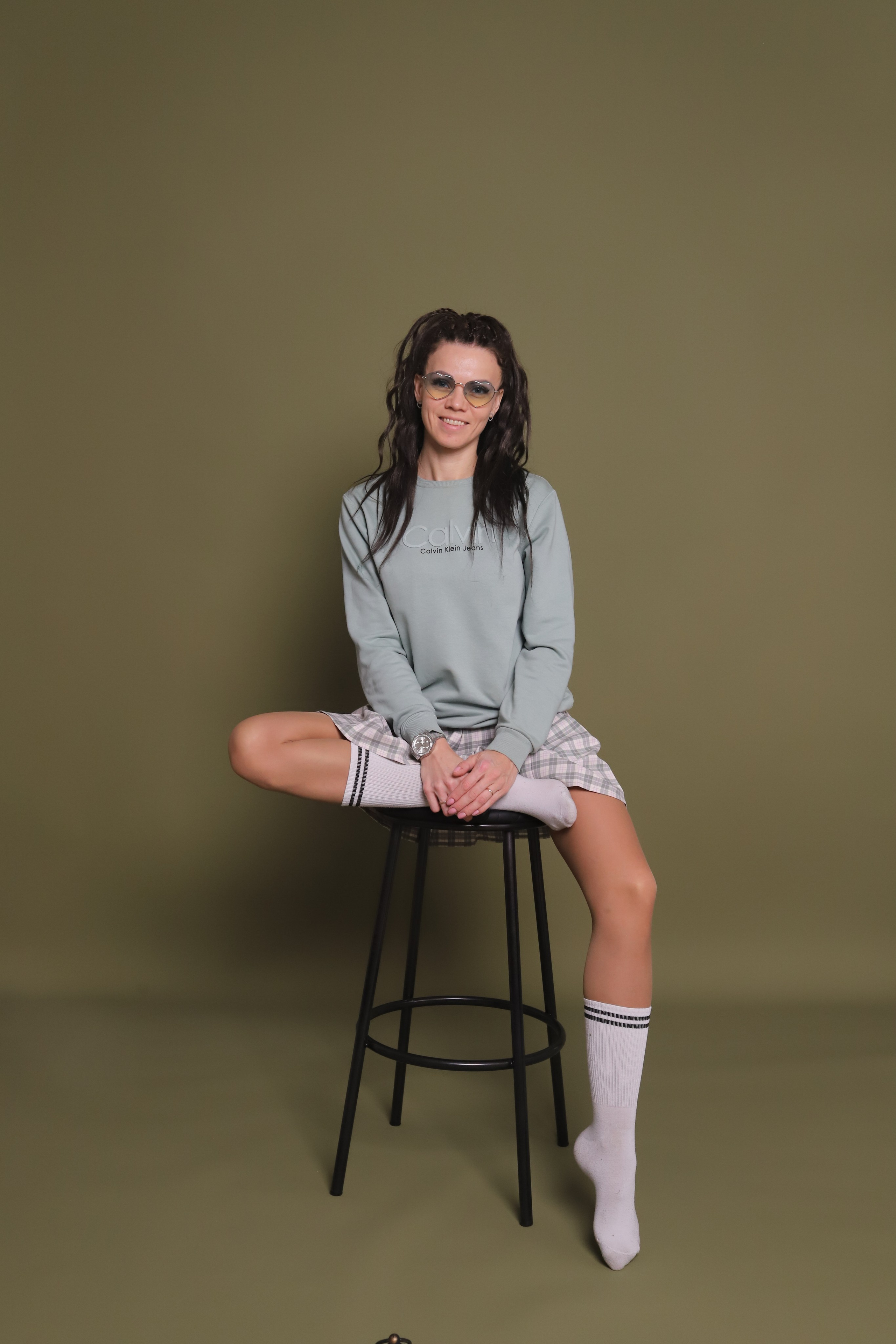 Цвет фона Хаки. Фотостудия самообслуживания. Студия без фотографа в Твери