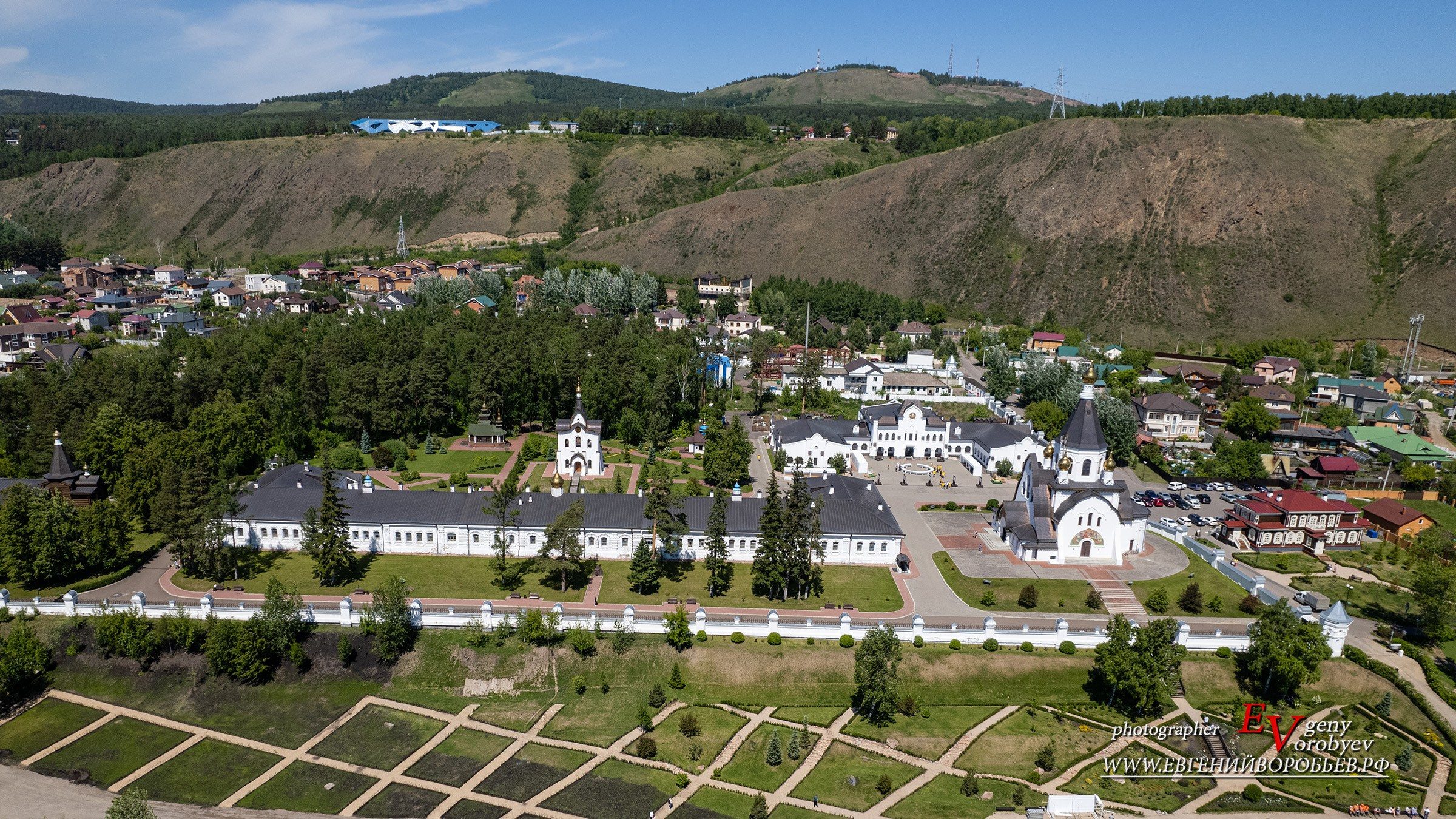 мужской монастырь вид с высоты экскурсии Красноярск индивидуальный тур фото интересные места что посмотреть куда сходить что посетить достопримечательности Красноярска фототур фотосессия аренда кабриолета аренда микроавтобуса трансфер цена заказать экскурсию программа маршрут смотровые площадки видовые красивые места Национальный парк заповедник Столбы Дивногорск Красноярская ГЭС путешествие туристический маршрут место силы Часовня Параскевы Пятницы Коммунальный мост остров Татышев Бобровый лог Николаевская сопка набережная Енисея село Овсянка музей Астафьева Караульная гора Виноградовский мост гид экскурсовод индивидуальная экскурсия фотосъемка виды на Енисей фанпарк Бобровый лог парк флоры и фауны Роев ручей Торгашинский хребет скала Такмак вантовый мост куда сходить цены расписание заказать онлайн экскурсионное обслуживание трансфер на комфортабельном автобусе