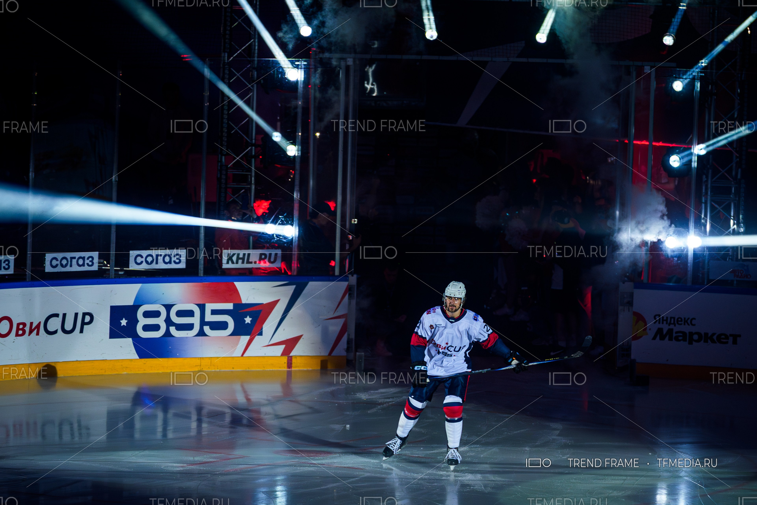 Дмитрий Симашев выходит на лёд в финале Кубка Овечкина 2025 — фото TrendFrame.