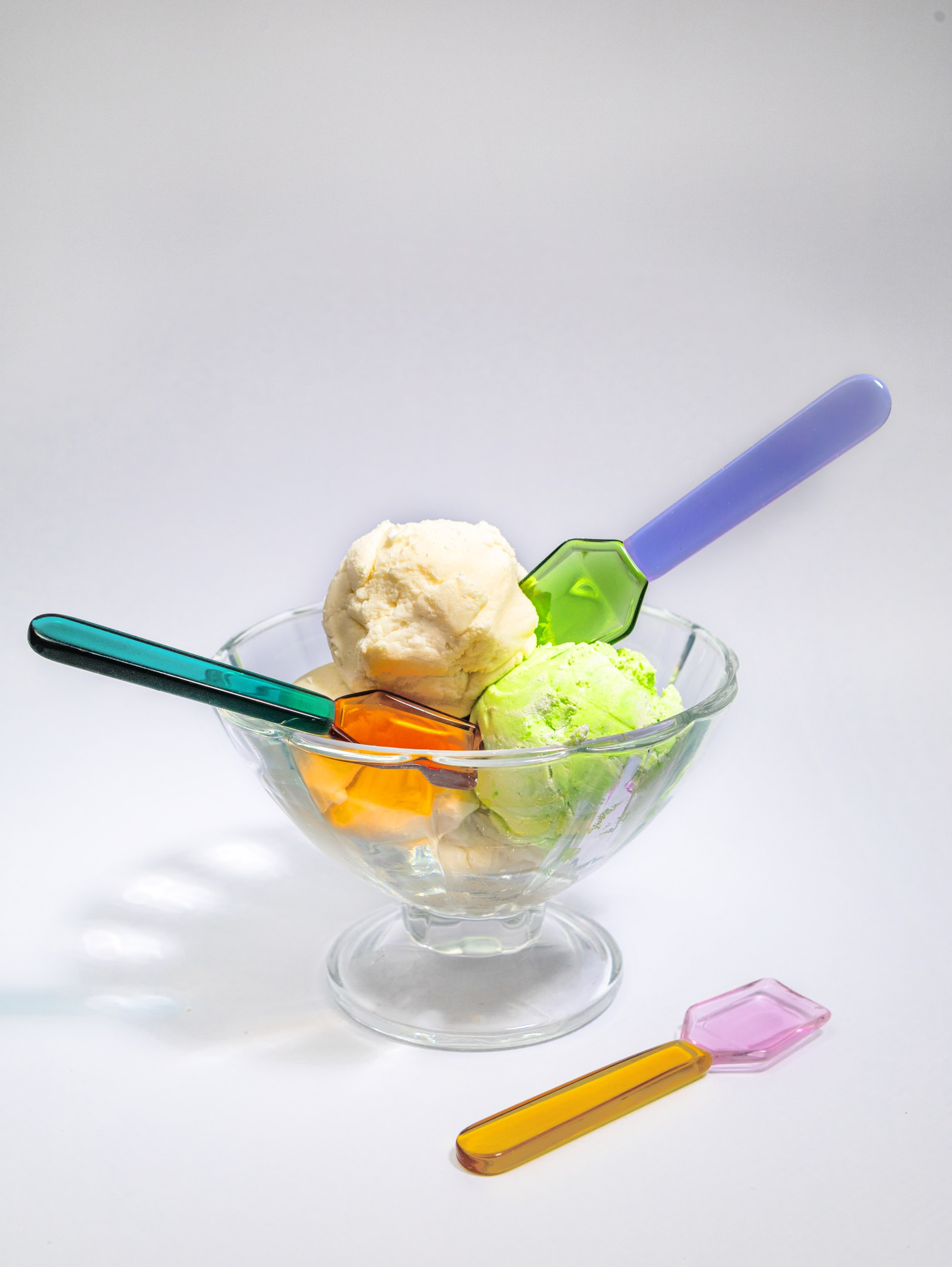 Общий вид коллекции стеклянных десертных ложечек на белом фоне. Съёмка проводилась в Санкт-Петербурге для каталога на маркетплейсе.