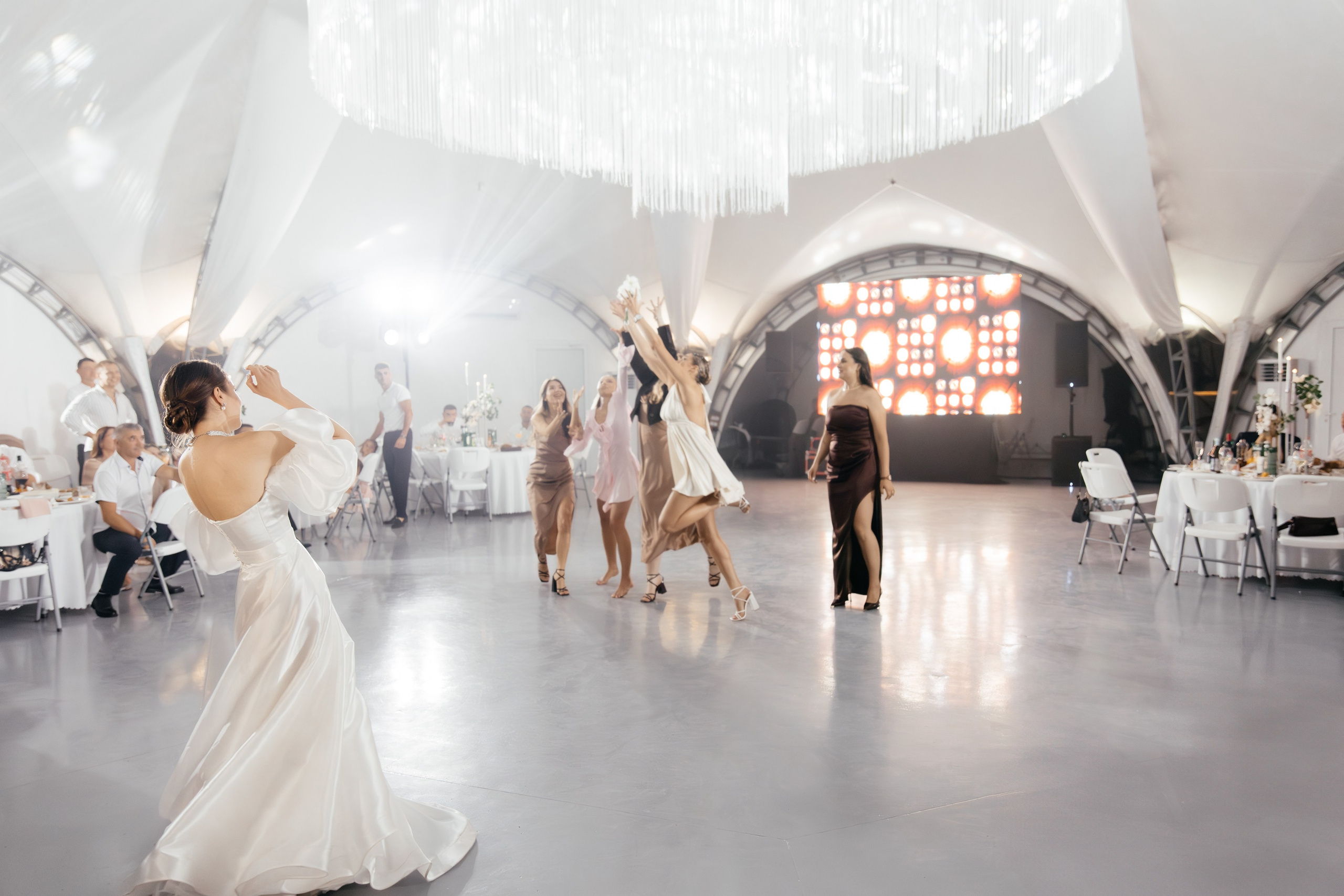 Я создаю профессиональные фотографии, которые сохраняют эмоции, детали и атмосферу вашего праздника. Свадебный фотограф во Владивостоке