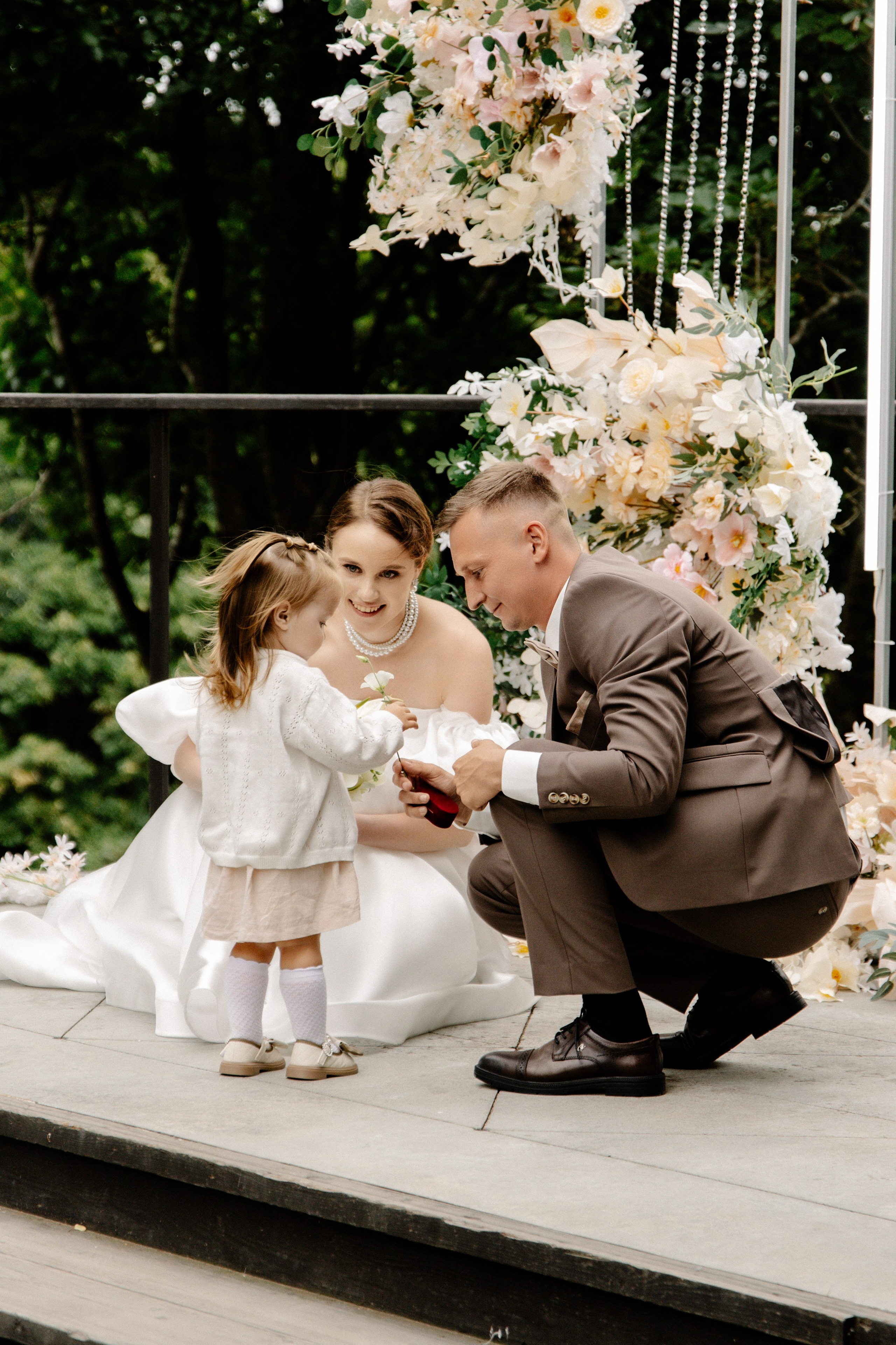 Я создаю профессиональные фотографии, которые сохраняют эмоции, детали и атмосферу вашего праздника. Свадебный фотограф во Владивостоке