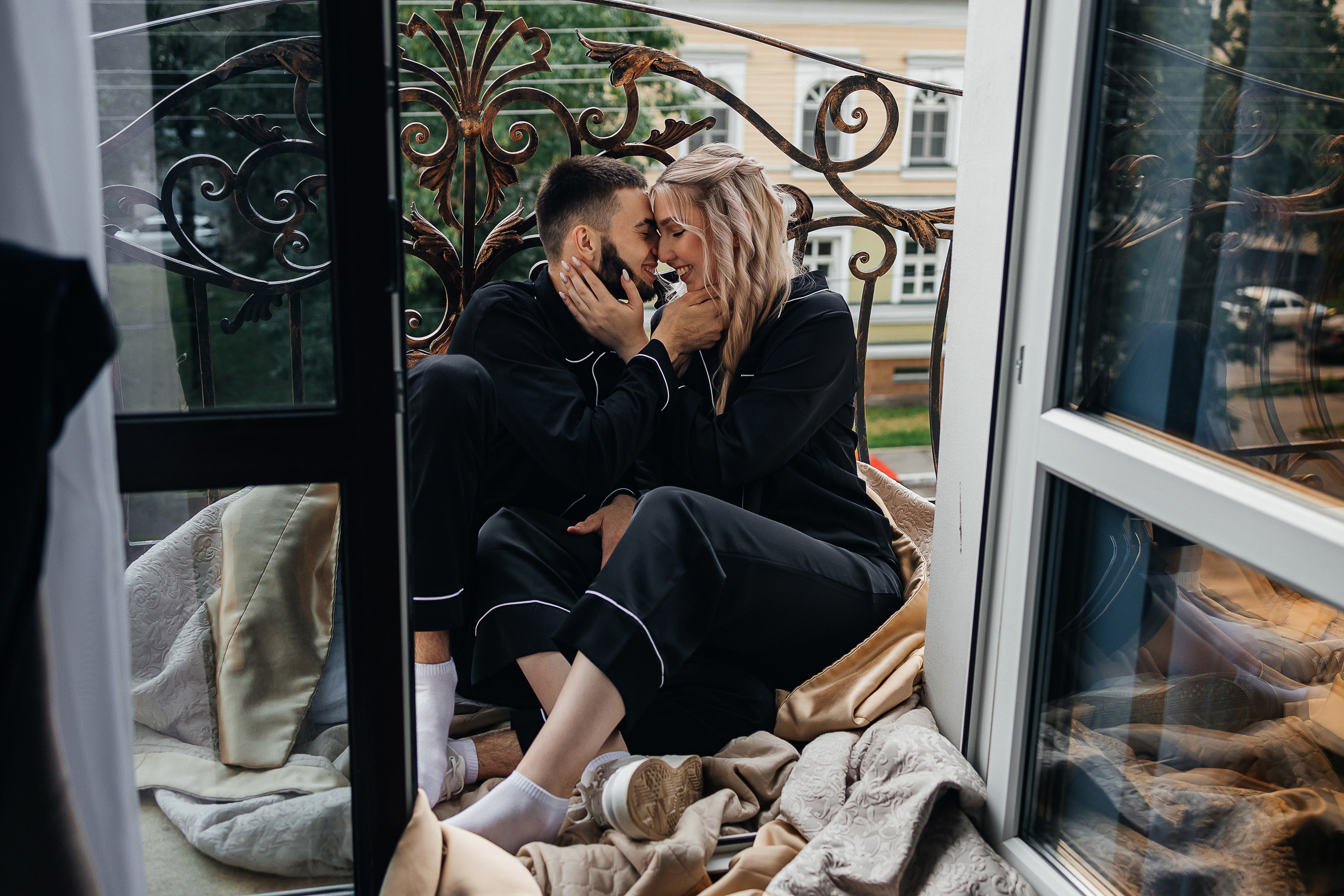 Чувственная первая встреча пары в отеле. Олег Сверчков | Свадебный фотограф Вологда