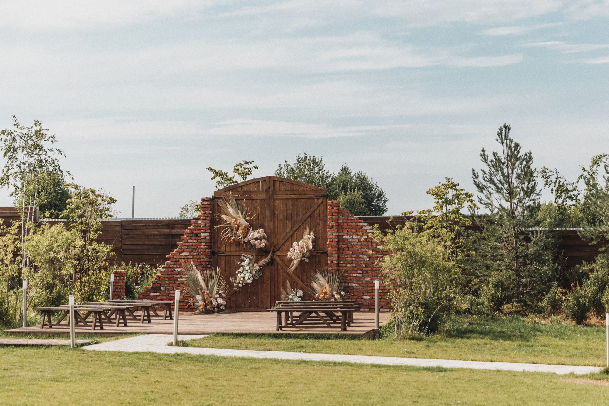 Амбарные ворота. Локация для церемонии и фотосессии. Свадебная площадка РАНЧО