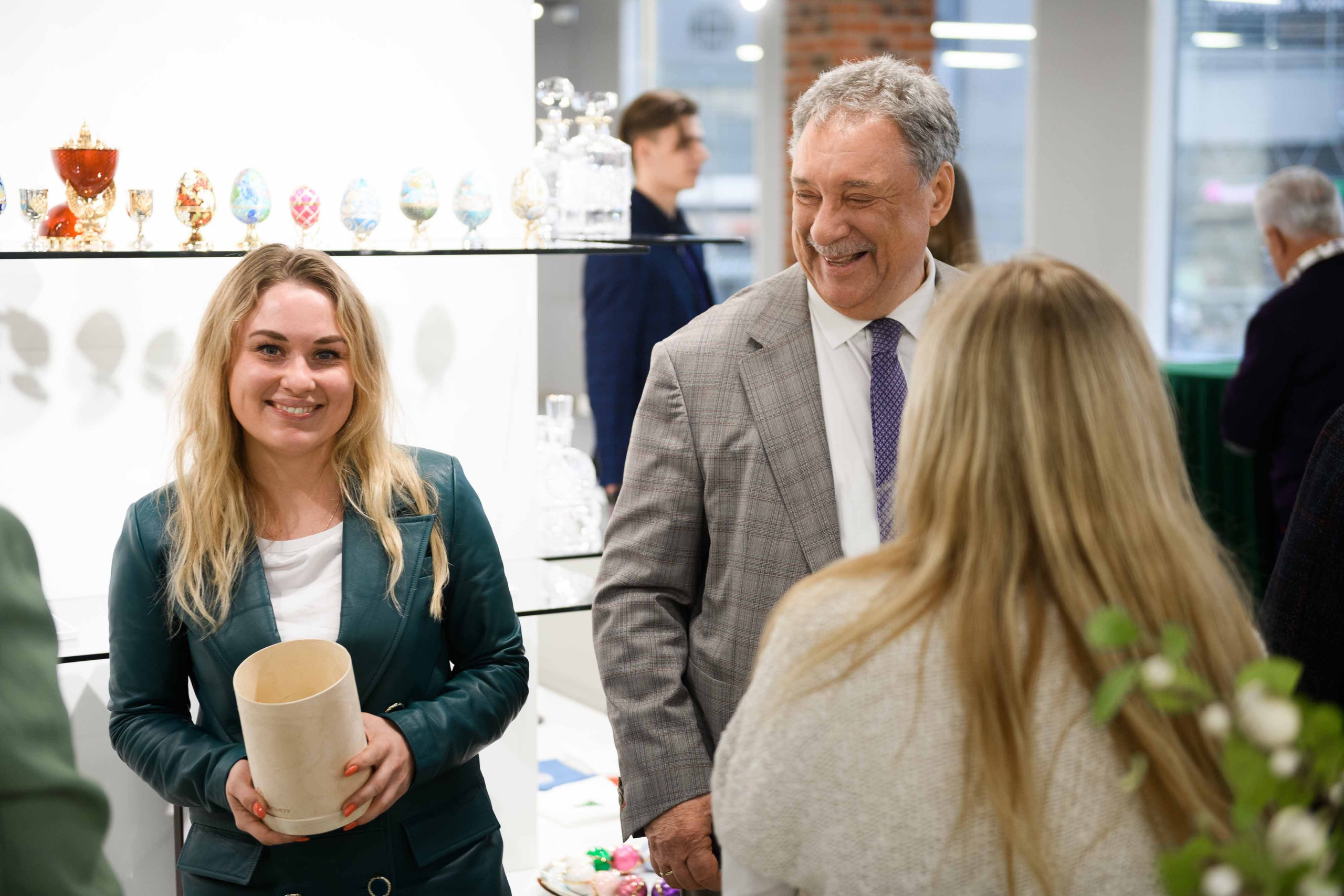 Русские Самоцветы: За кулисами легенды — Фотоальбом об искусстве и производстве