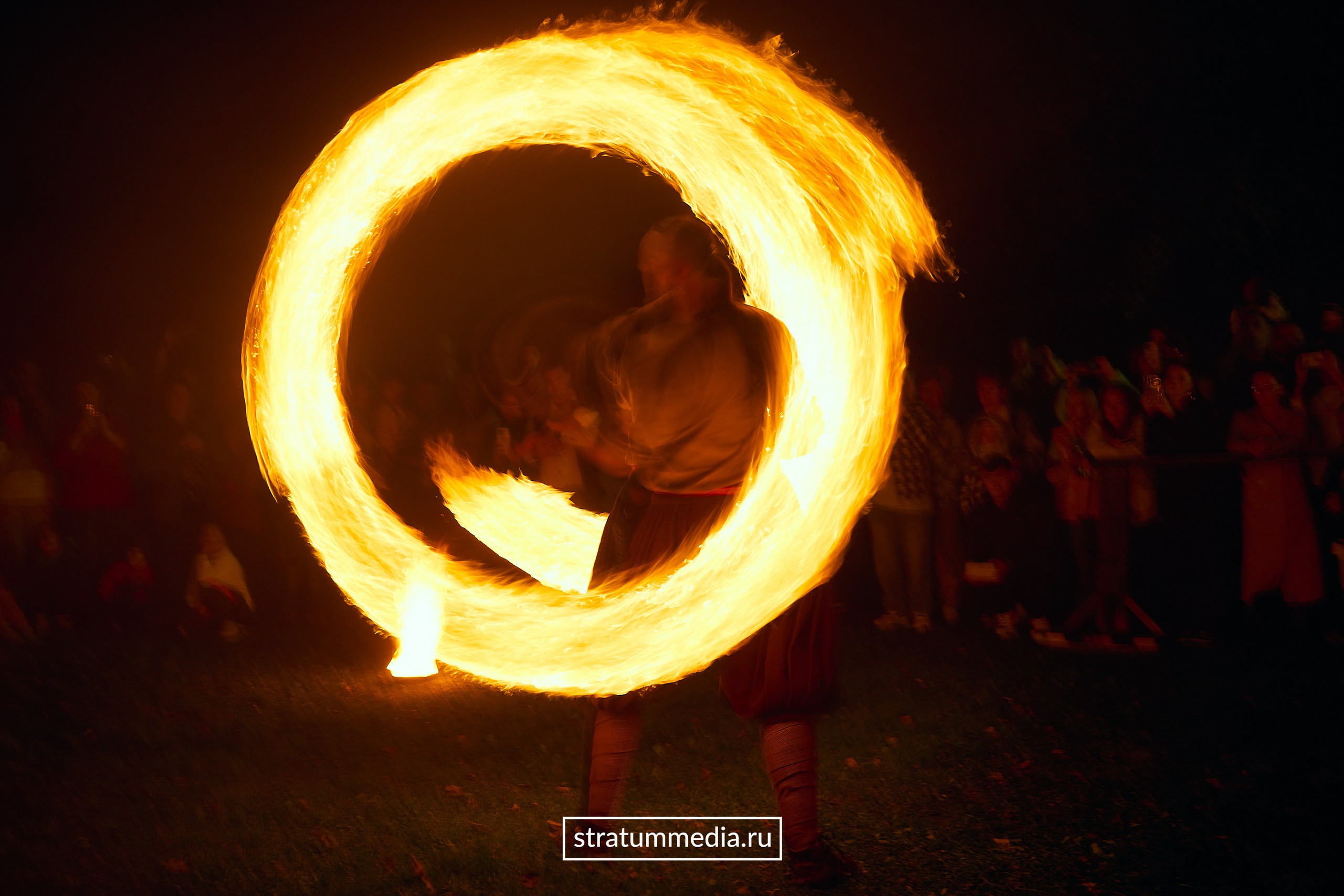 Fire Show at Park. Stratum Media — Фото-Видео Съемки