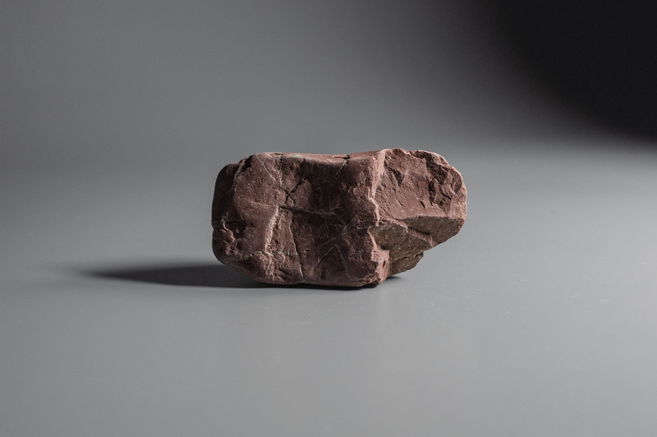 минималистичная фотография камня