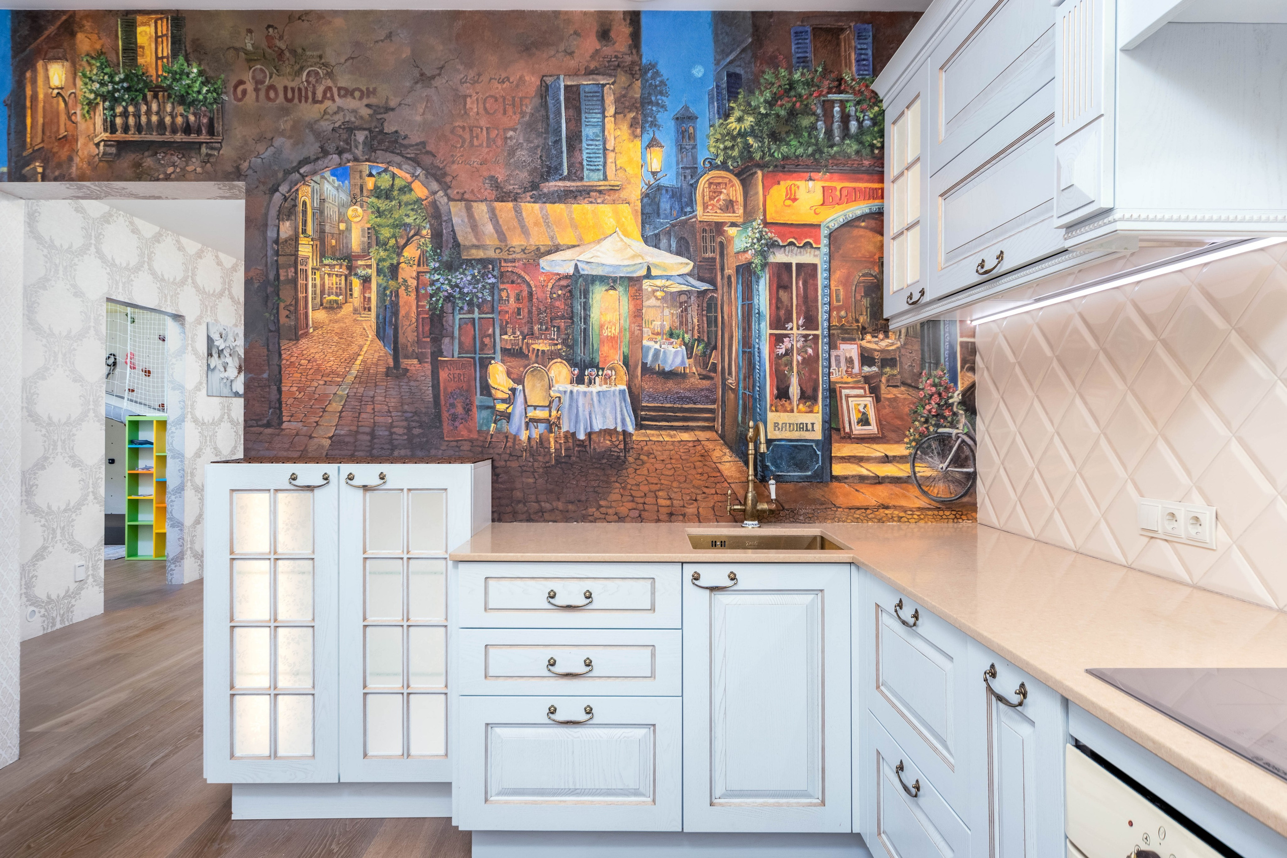 Фотограф Sakavita Media - интерьер современной кухни с большой фреской на всю стену