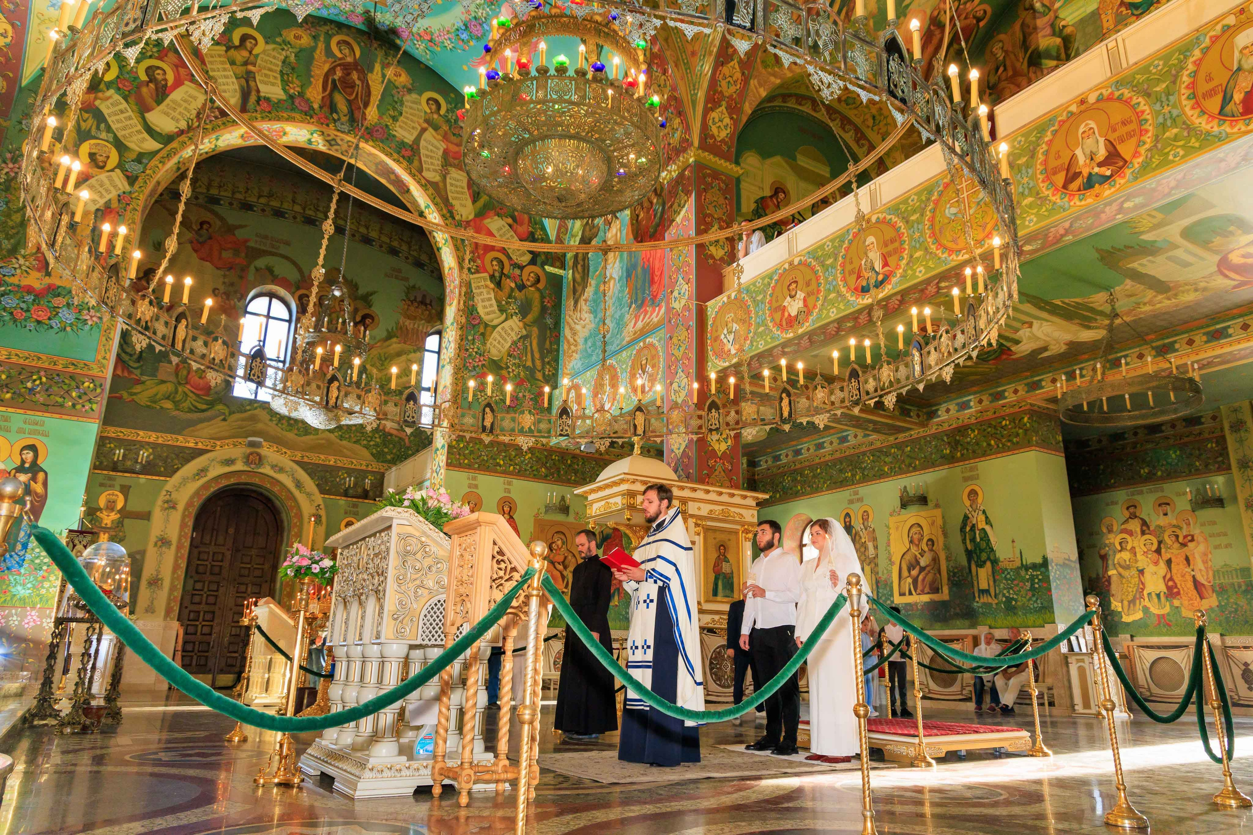 Портфолио фотографа: репортажная съемка таинства венчания.