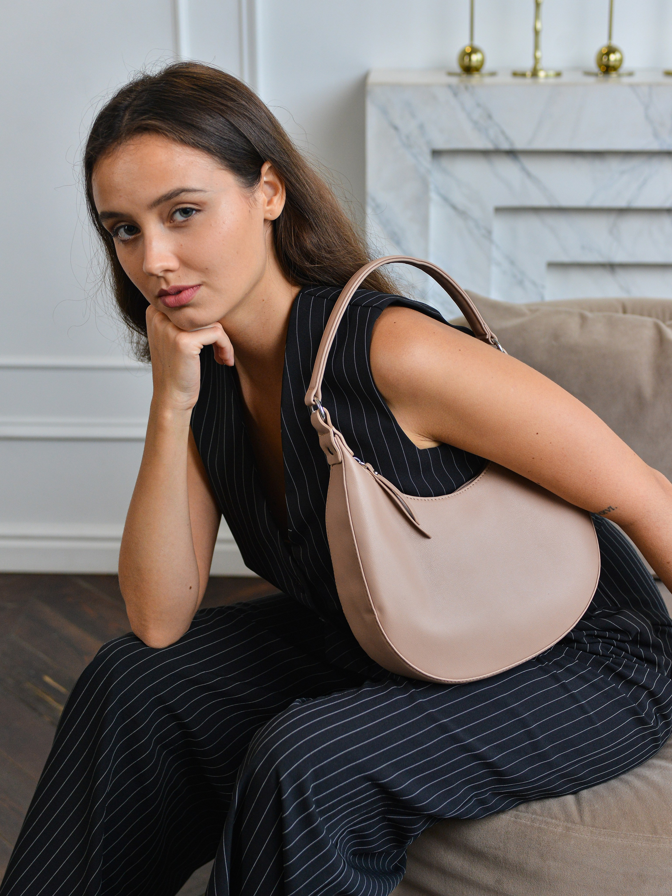 Предметное фото сумок - модные и функциональные аксессуары для вашего стиля.