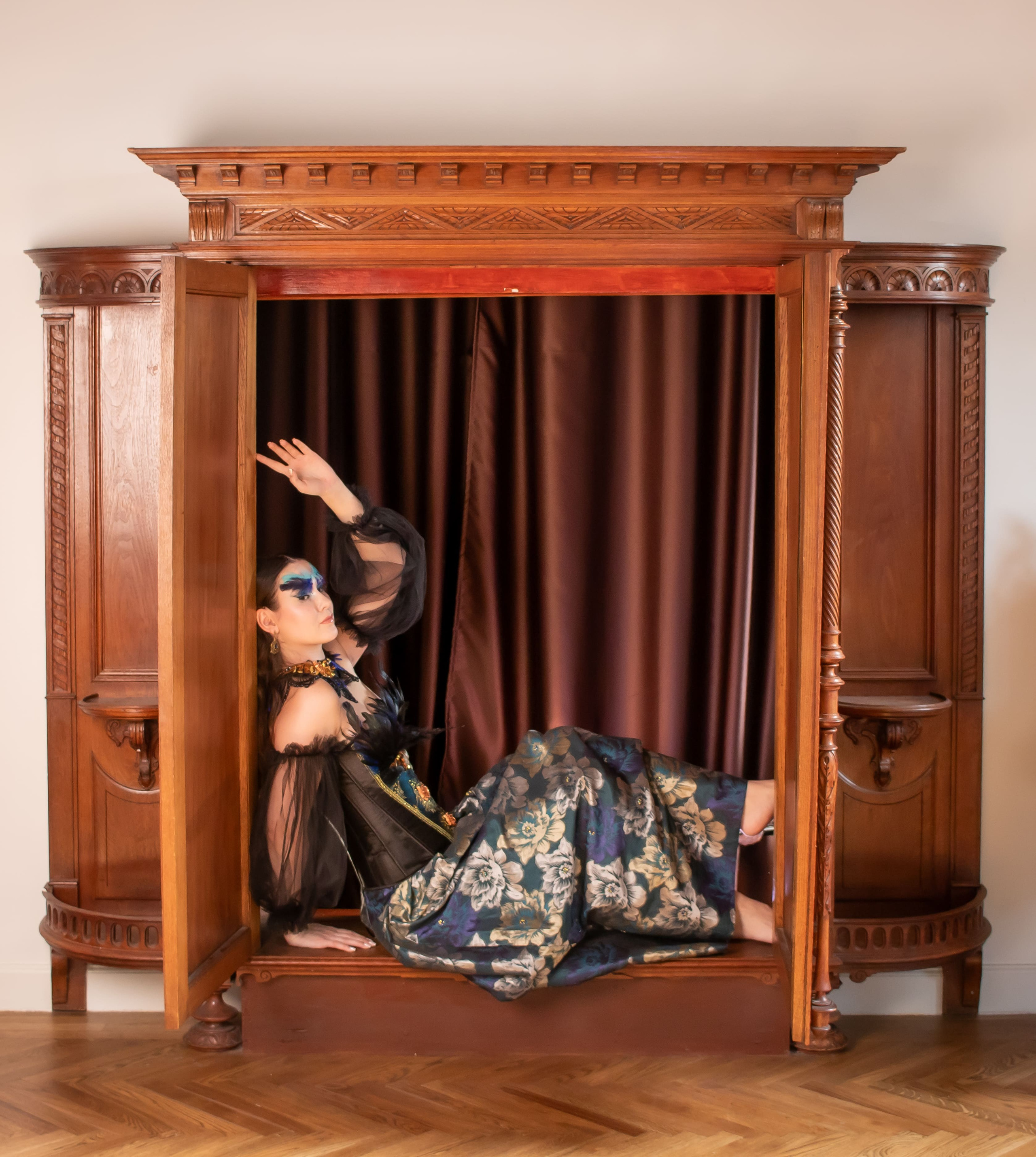 креативная фотосессия девушки в винтажном интерьере студии