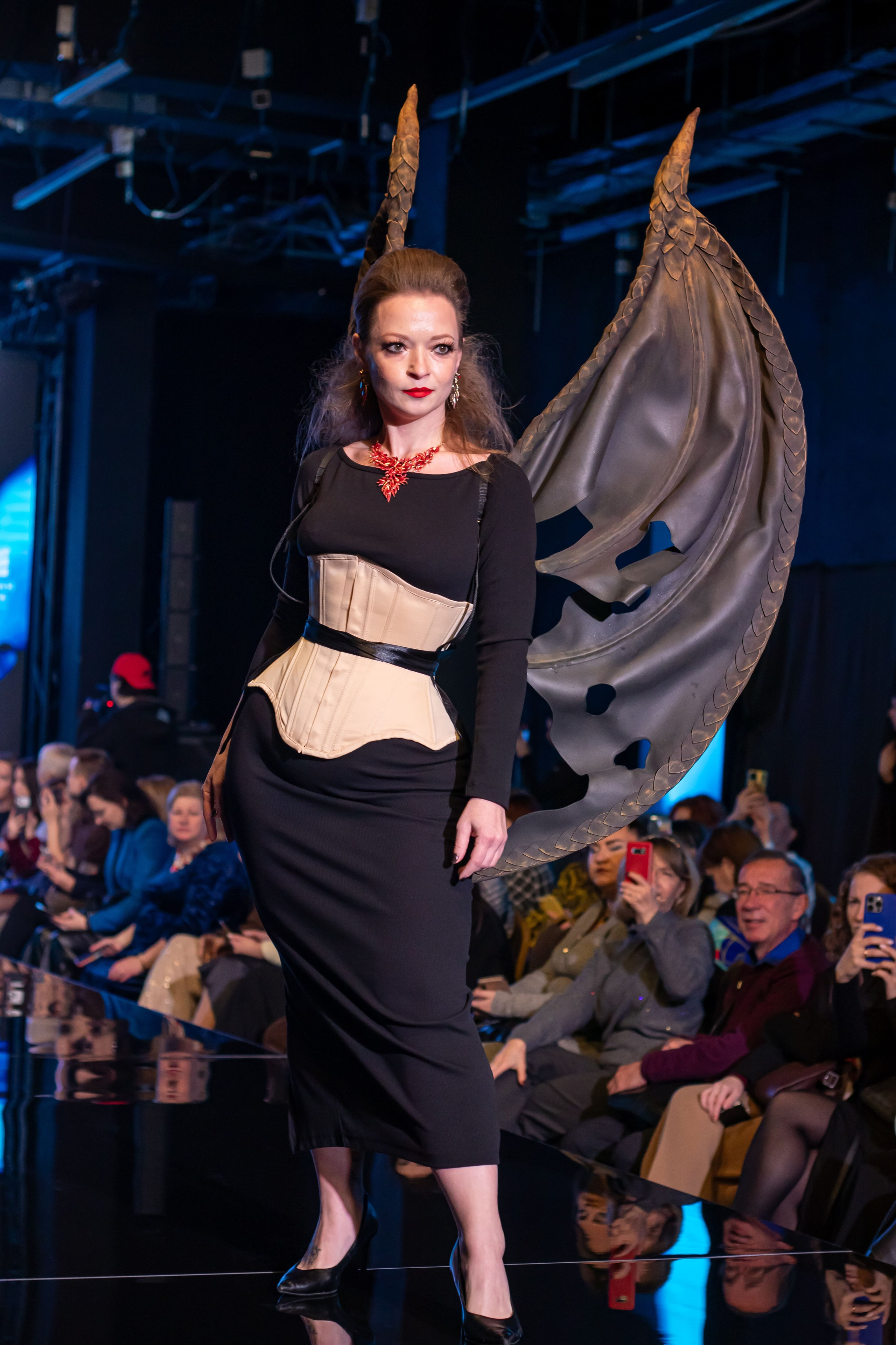 Выход модели в чёрном образе — репортажная съёмка fashion-показа «Модная волна»