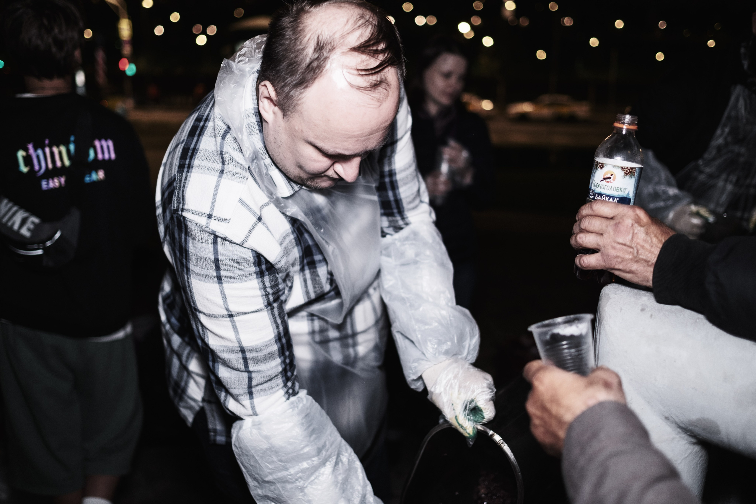 Готовка для бездомных и кормление их в Москве. Фотограф в Москве Максим Скоробогатов