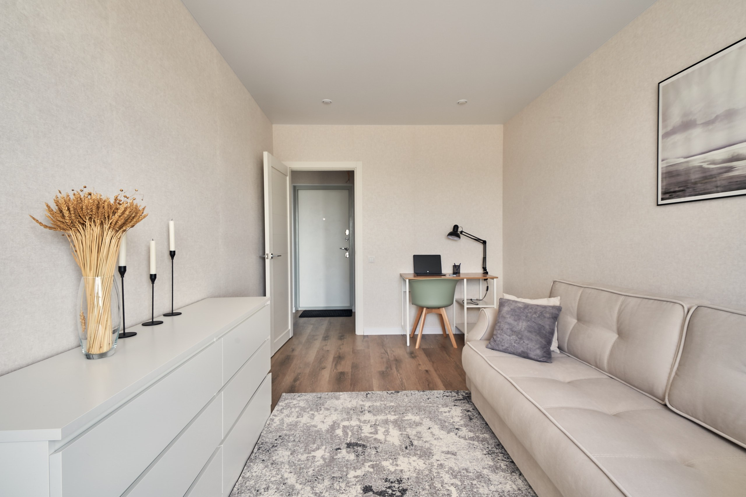 Интерьерная фотосъемка комнаты, ЖК Новая Рига, фронтальный план, вид от окна