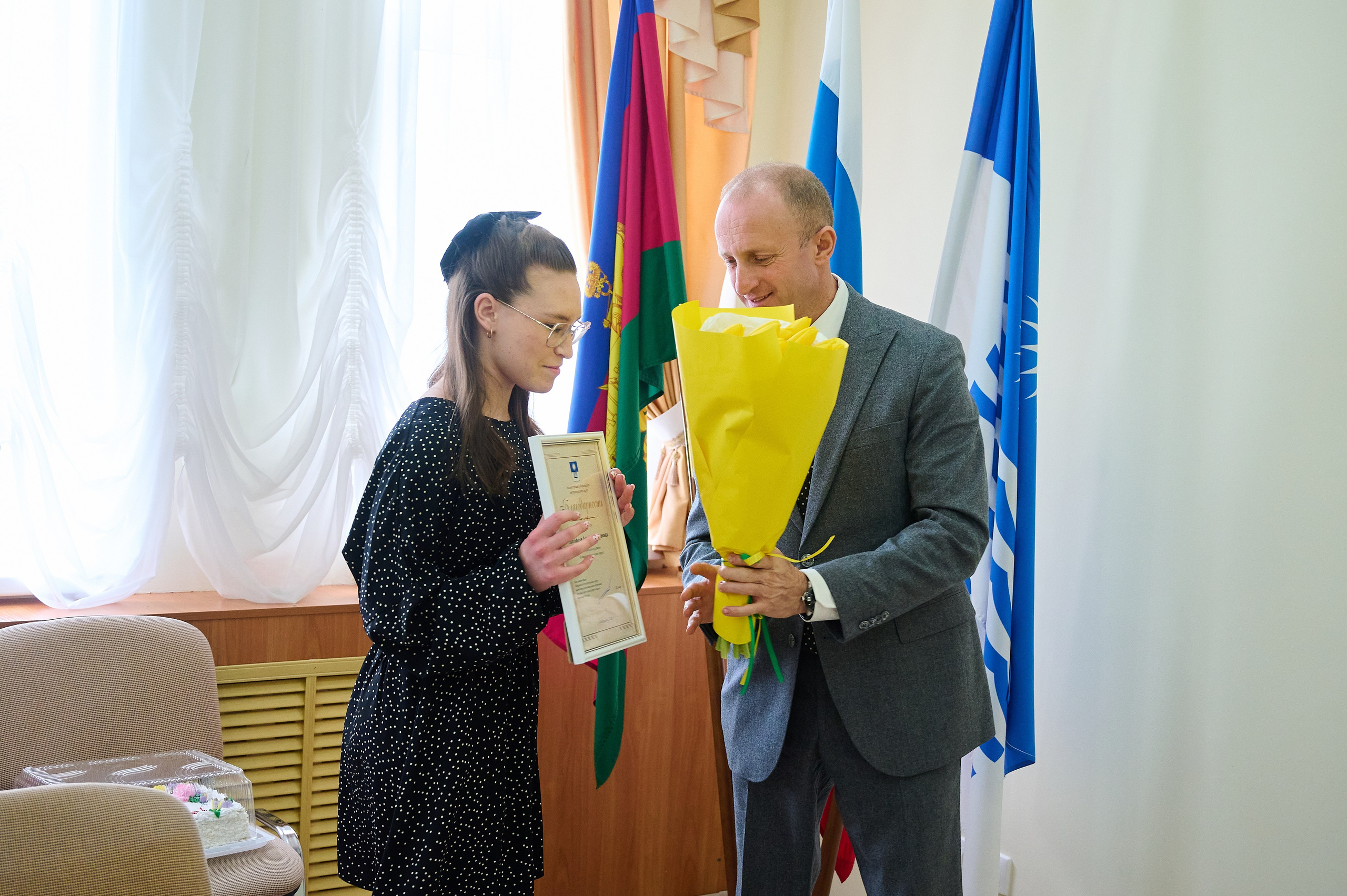 Поздравления девочкам Кабардинки от Главы округа Кялова Г.Е. Жизнь курорта Кабардинка в фотографиях