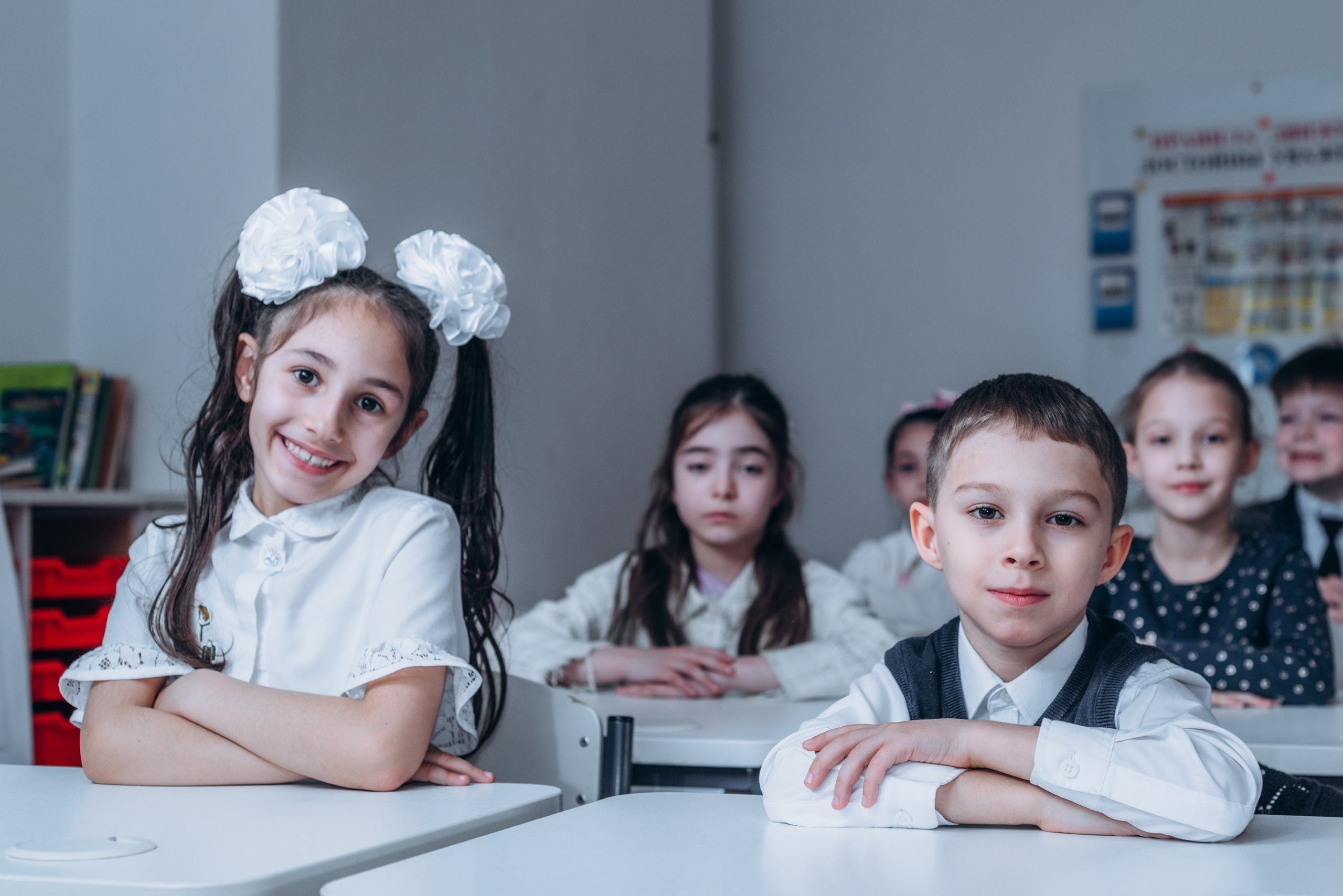 Выпускной альбом 1 класса — фотосессия в школе, деликатная ретушь и дизайн в Москве. MILATE — выпускные альбомы, фотосессии и видео в Москве