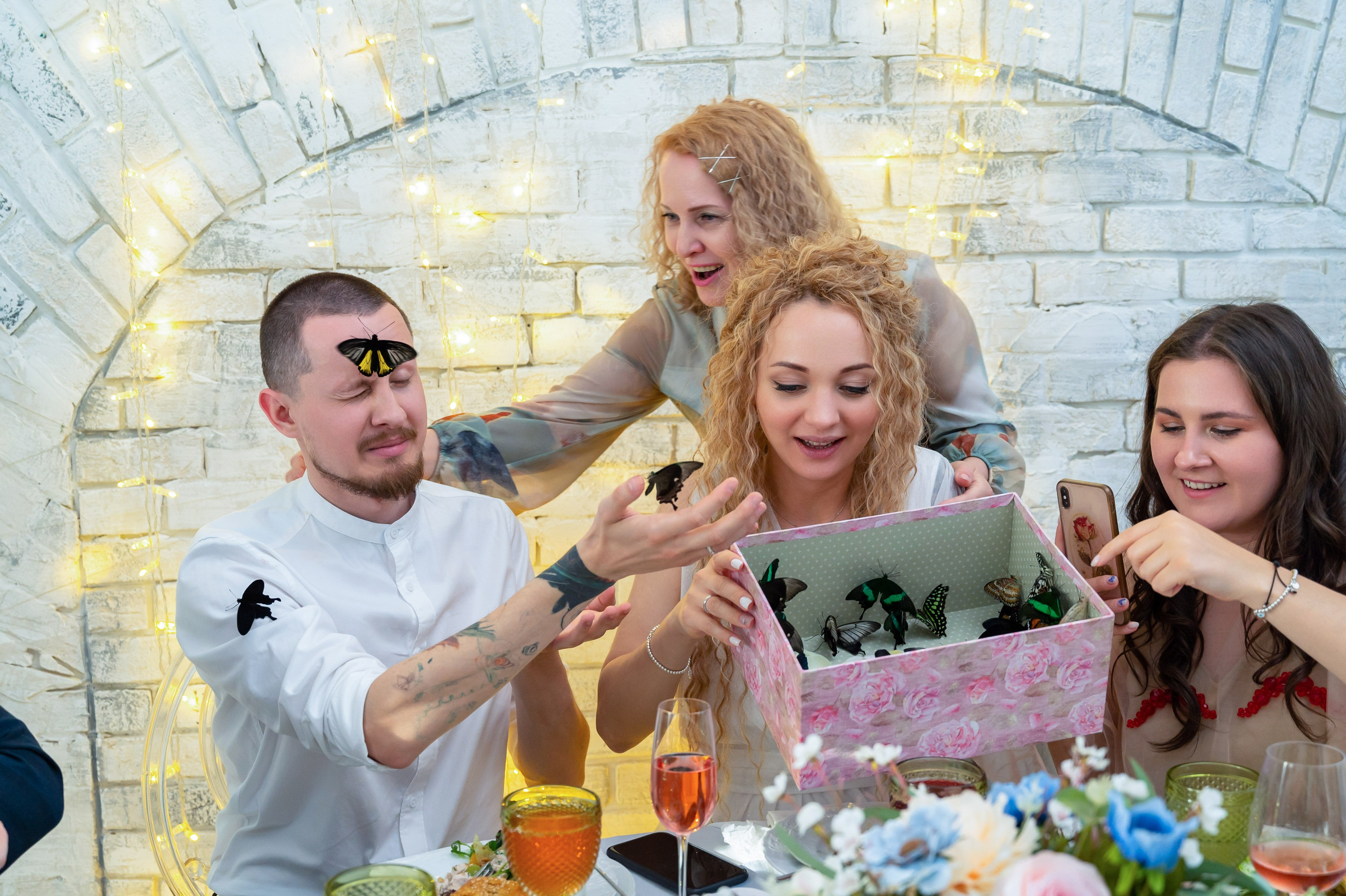 Фото видео съёмка свадьбы в локации "Дом у Озера" фотограф видеограф Павел Коротков, забронировать дату съёмки можно на странице этого сайта