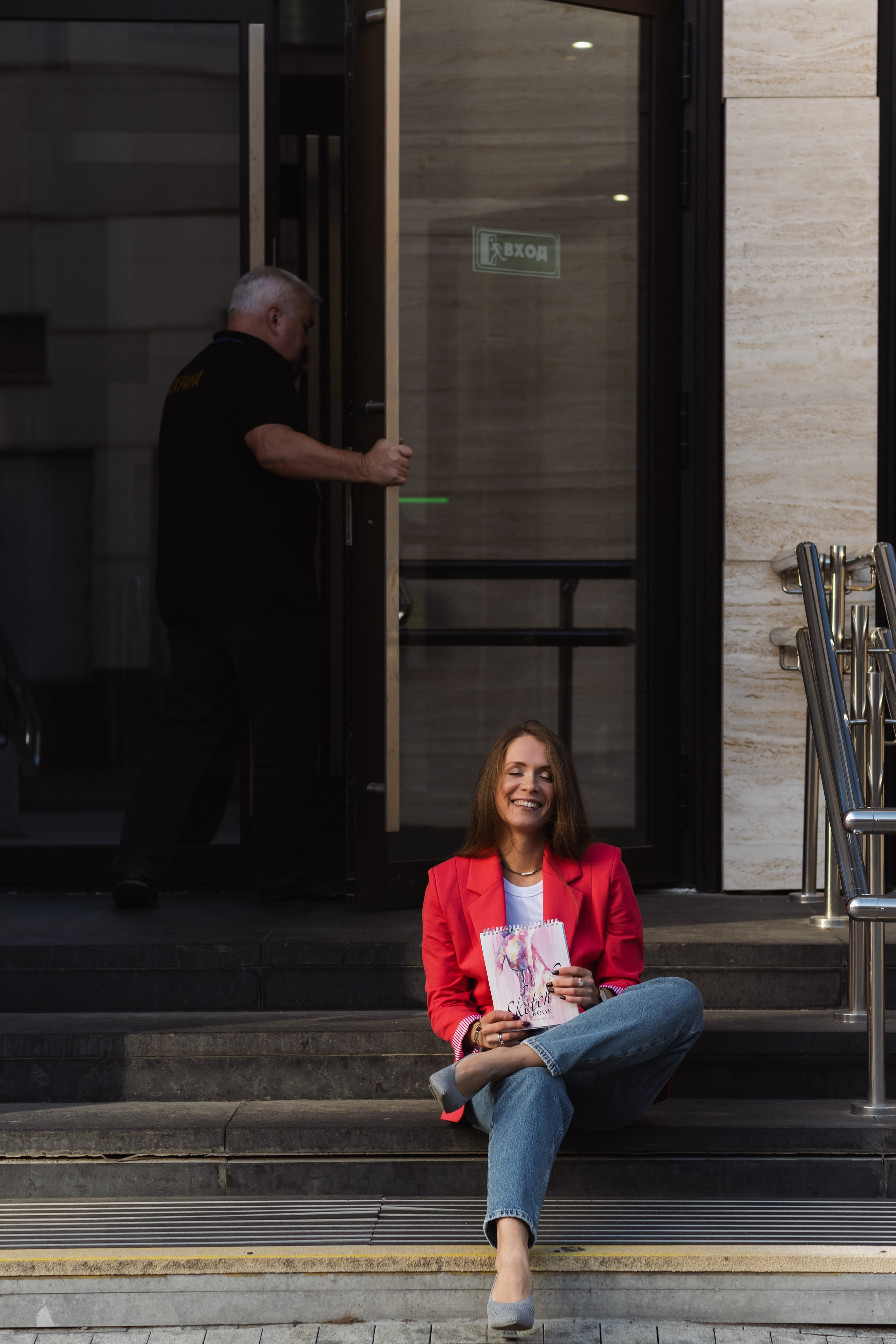 Уличная фотосессия в Невской Ратуше. Портретный и репортажный фотограф в Санкт-Петербурге | Валерия Кайряк
