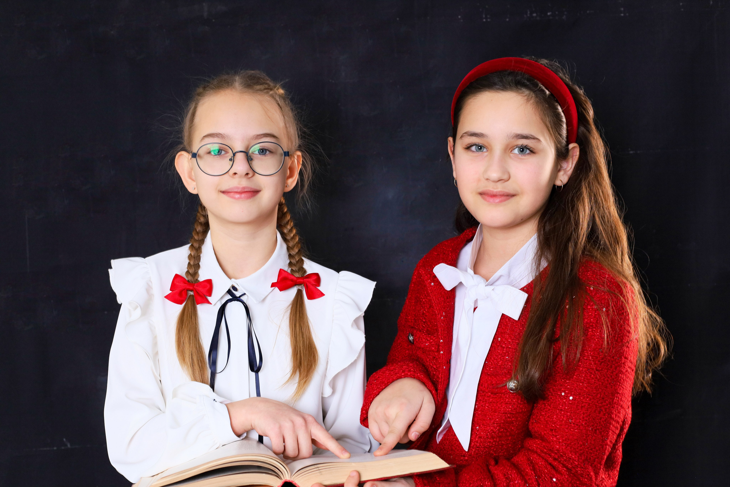 4 класс на темном фоне тоже можно и даже нужно. Выпускные альбомы в Таганроге и Ростовской Области