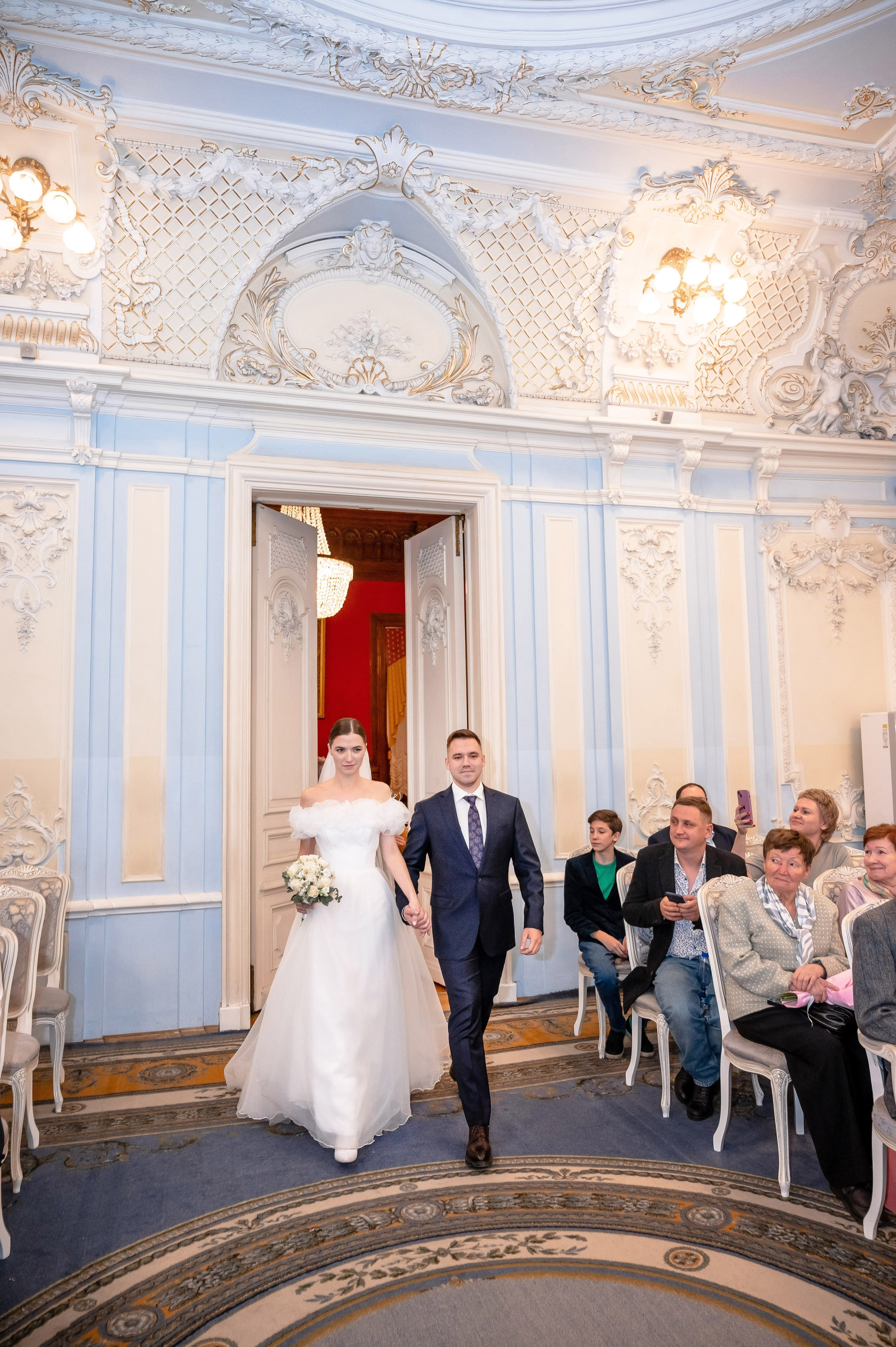 Осенняя великолепная свадебная прогулка жениха и невесты в октябре в Санкт-Петербурге в Михайловском парке и у Атлантов на Миллионной улице. Портретный, семейный и свадебный фотограф в Санкт-Петербурге и в Пушкине Ширяев Денис