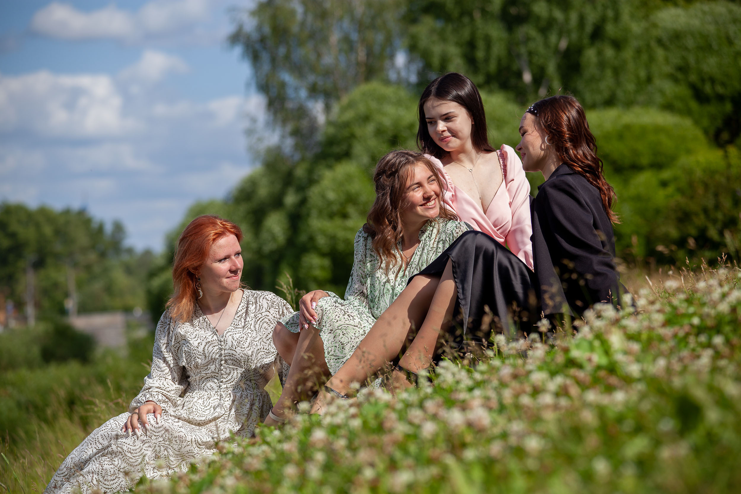 Летняя фотосессия выпускного 9 класса на природе