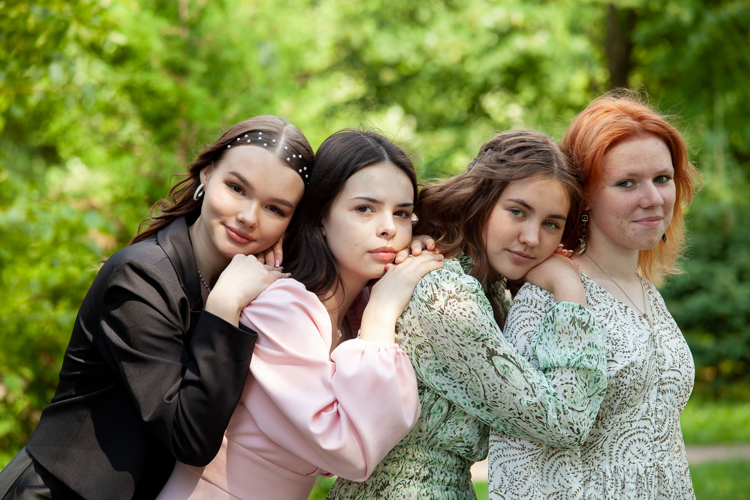 Летняя фотосессия выпускного 9 класса на природе